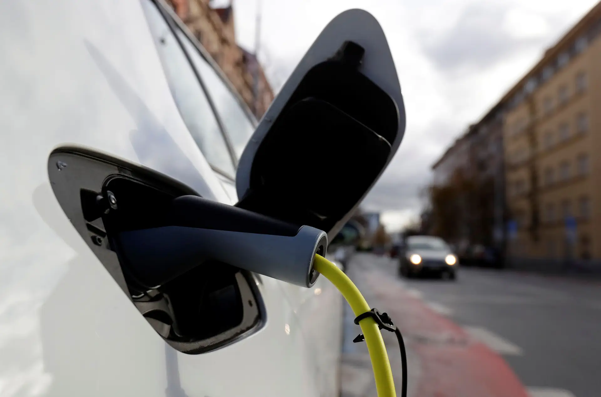 Carros elétricos mais que duplicaram num ano em Portugal