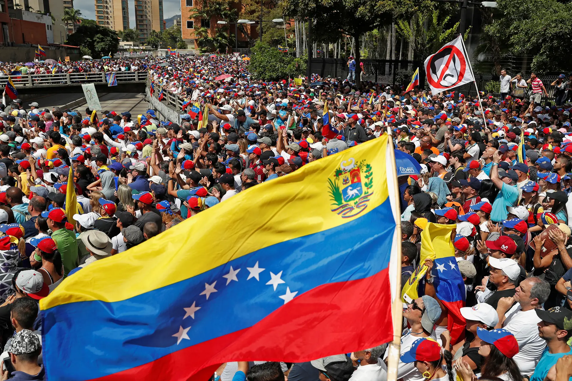 Ministro da Defesa diz que militares venezuelanos não aceitarão Guaidó