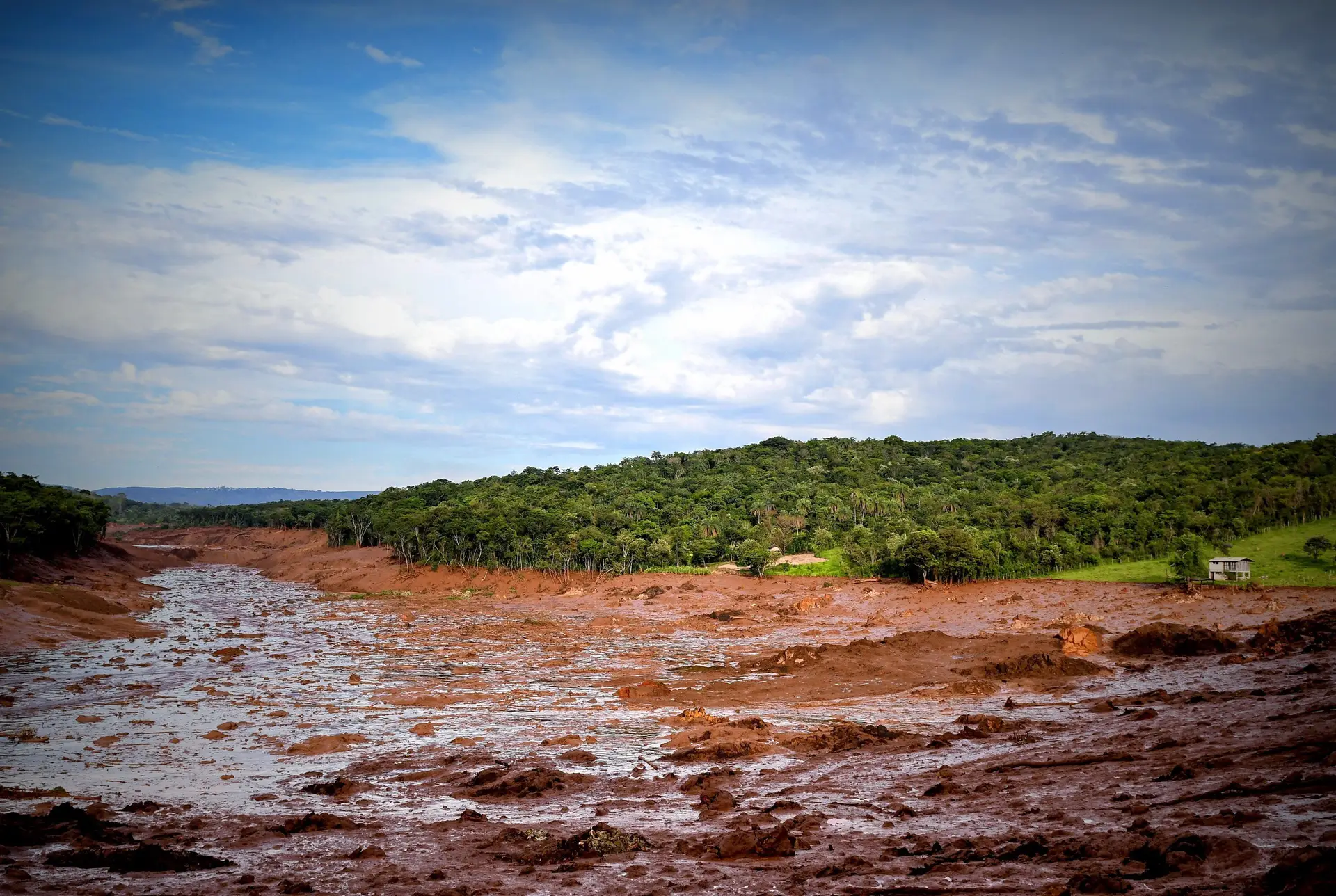 Sobe para 9 número de mortos em rutura de barragem no Brasil