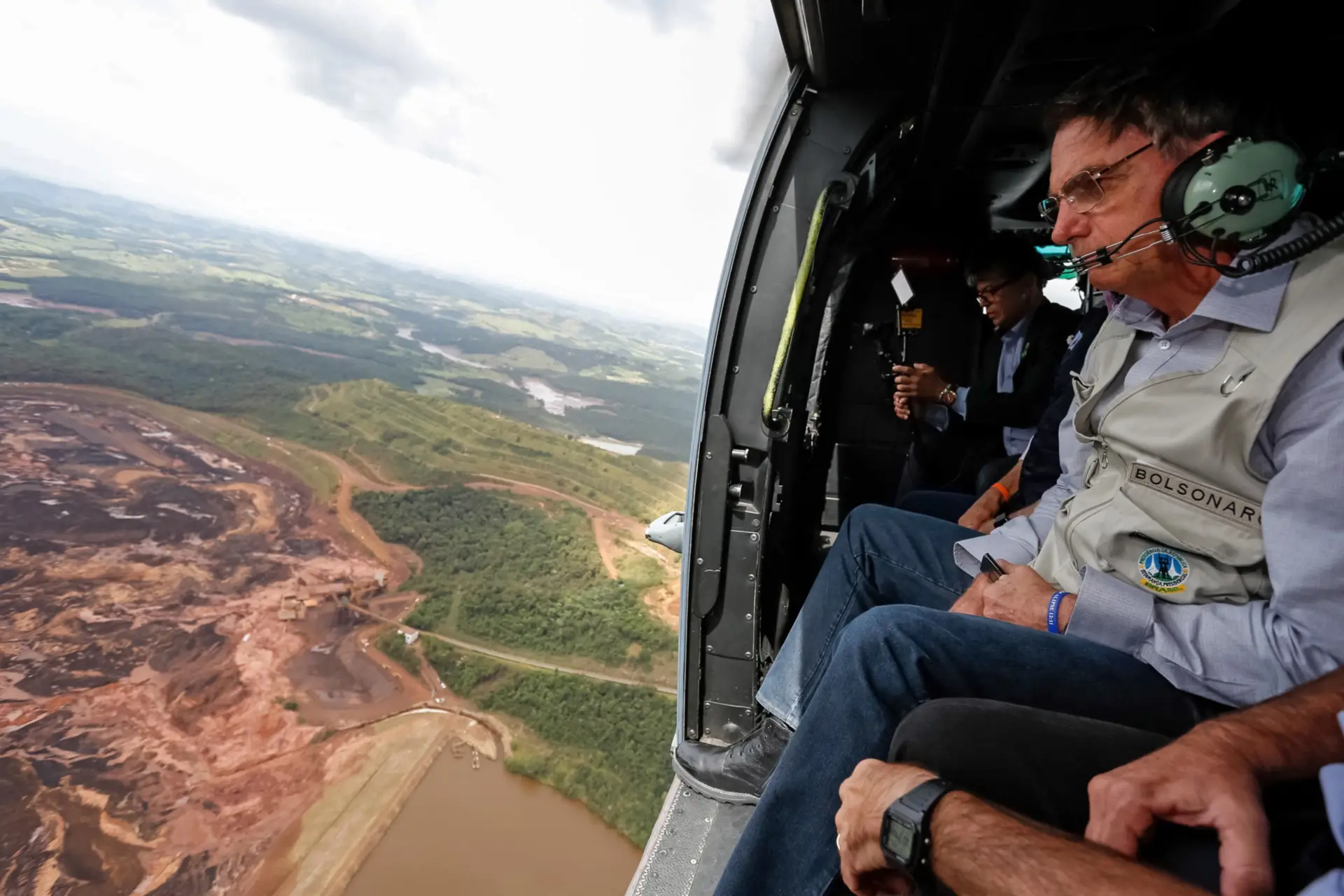 Bolsonaro sobrevoa área atingida pela rutura da barragem