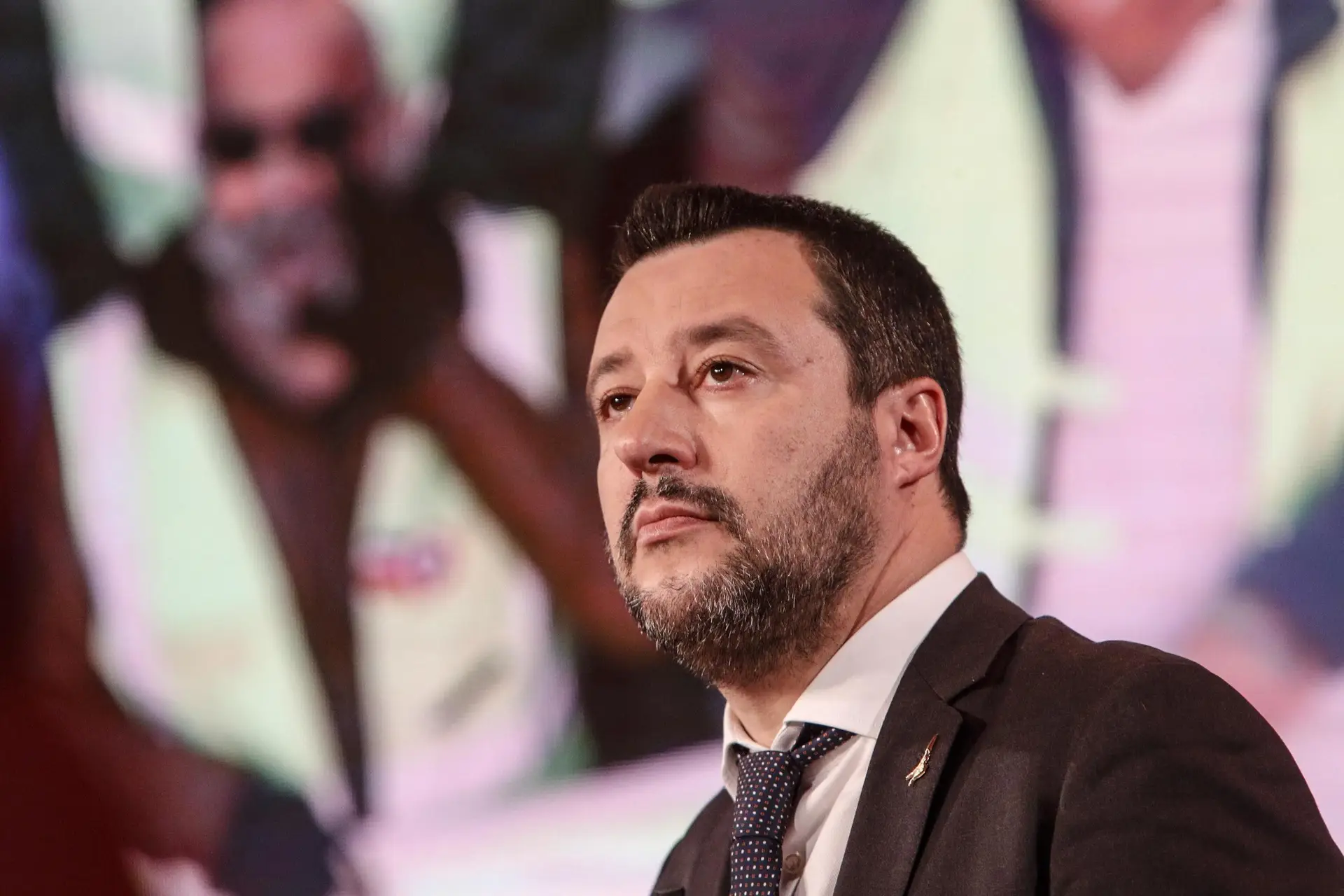 Ministro do Interior italiano acusa ONG de usar imigrantes para "batalha política"