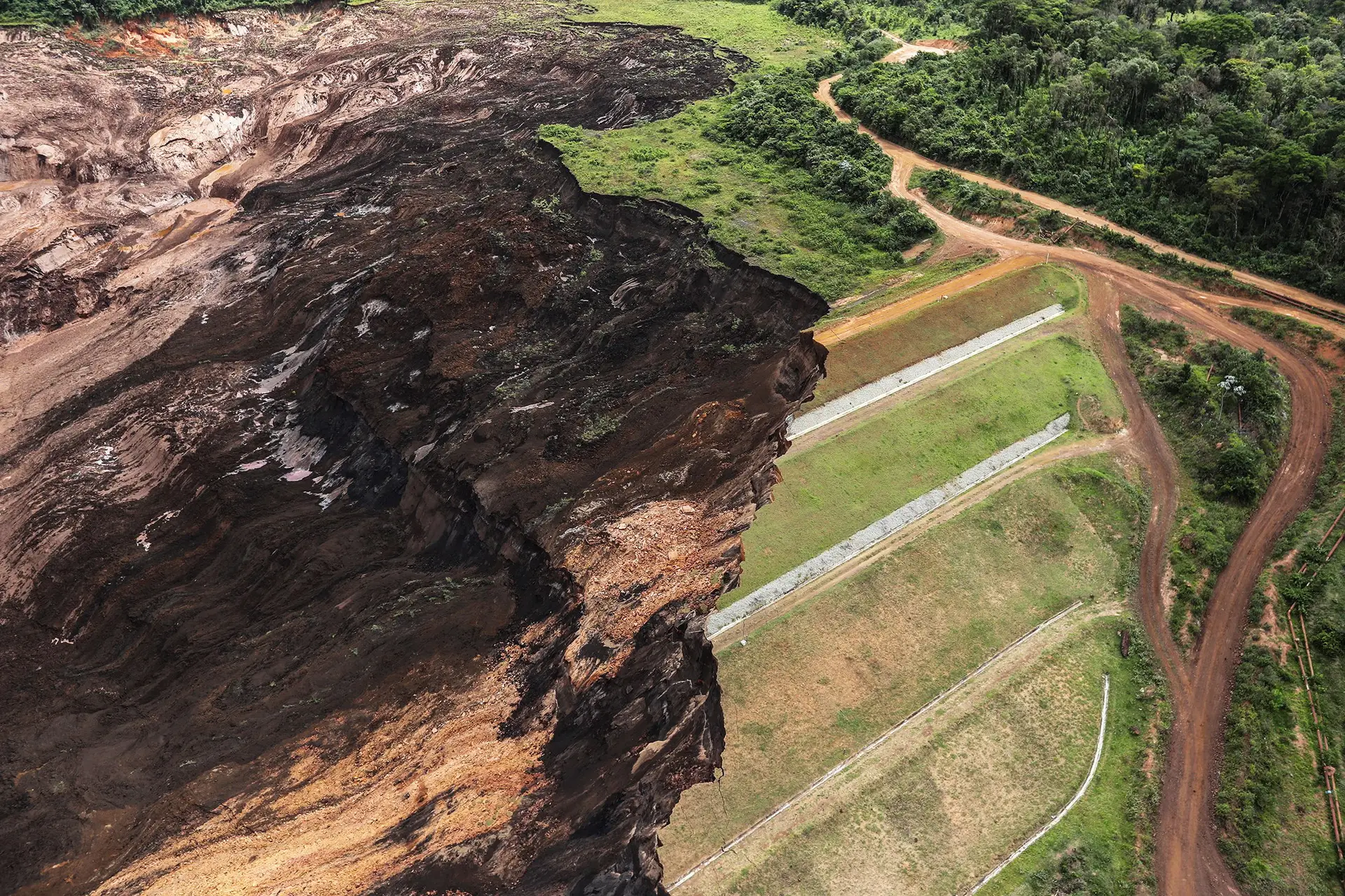 Risco de rutura de outra barragem no Brasil interrompe operação de busca