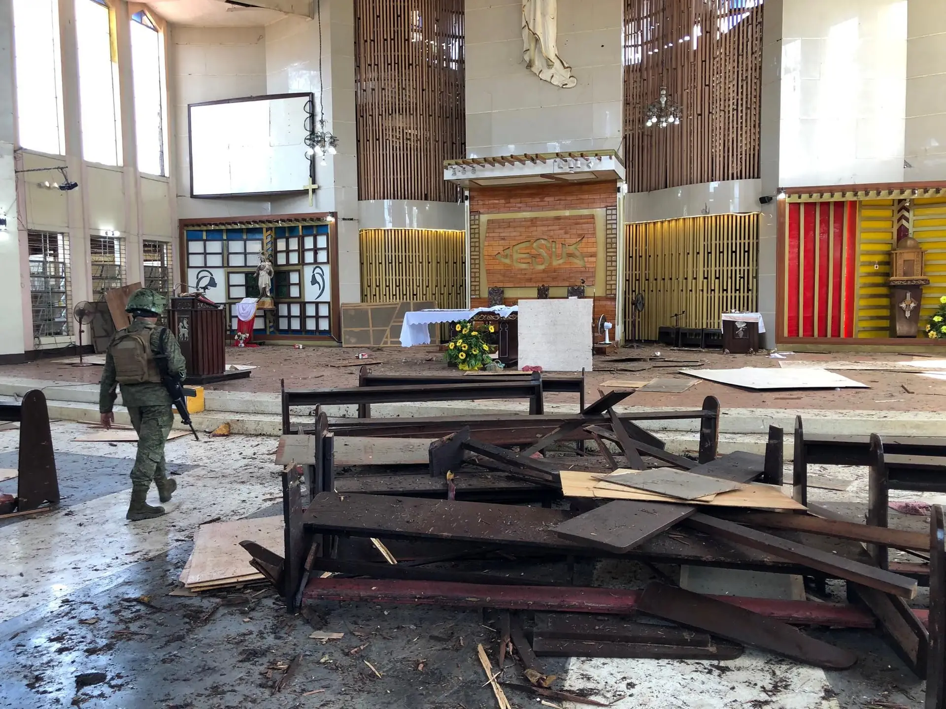 Vinte mortos em explosões em frente a catedral nas Filipinas