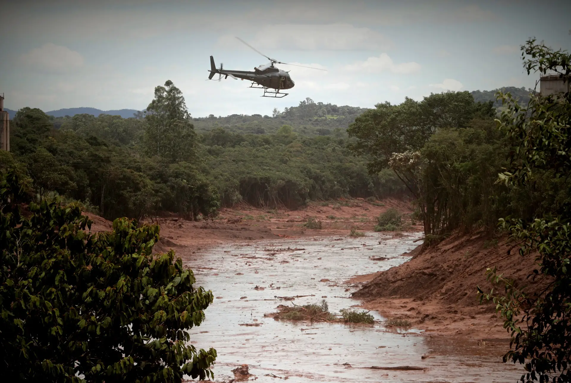 Um ano após rutura de barragem, brasileira Vale "dificulta garantia de direitos" a vítimas