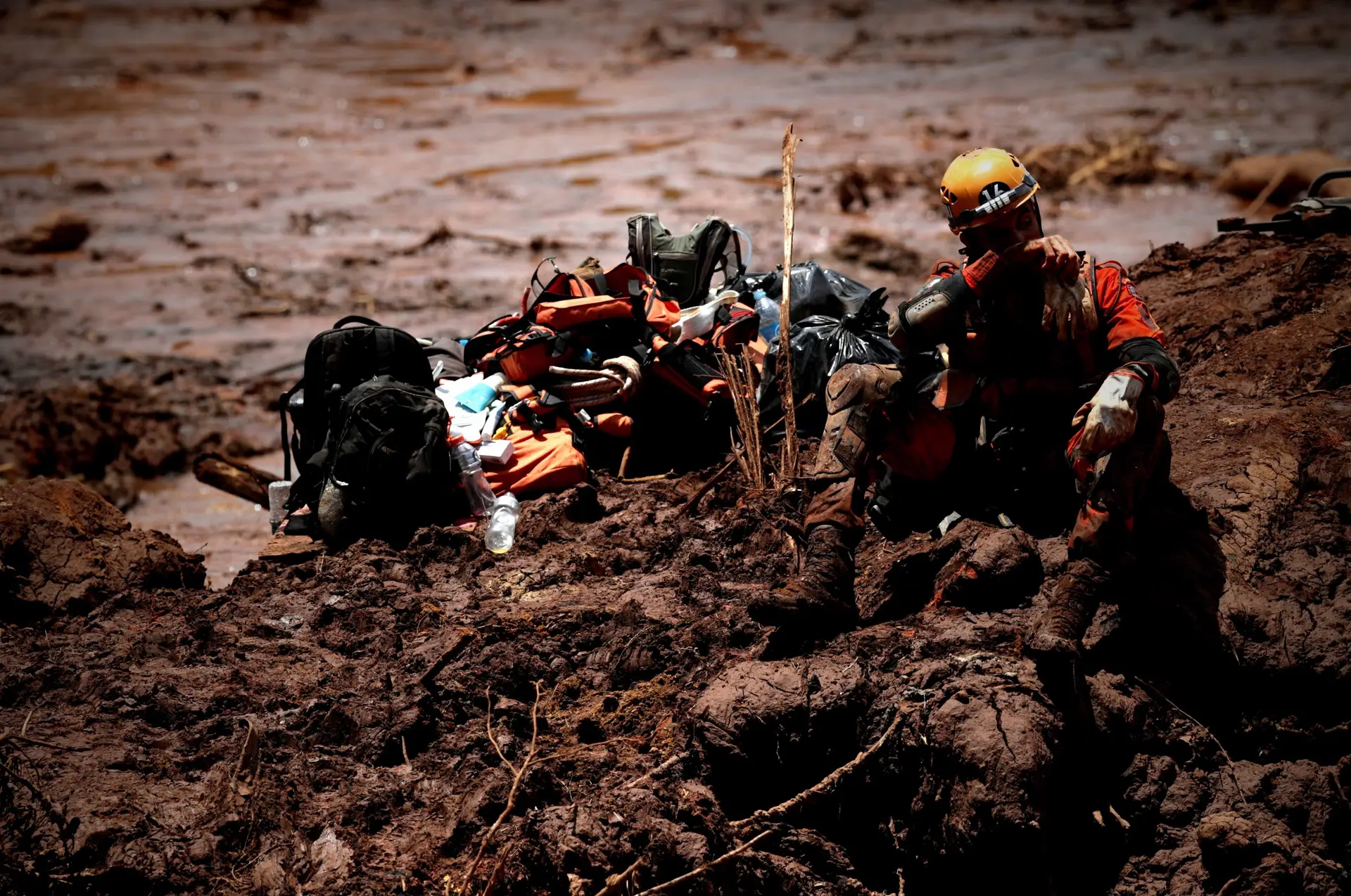 Bombeiros procuram vitimas da rutura de uma barragem no Brasil