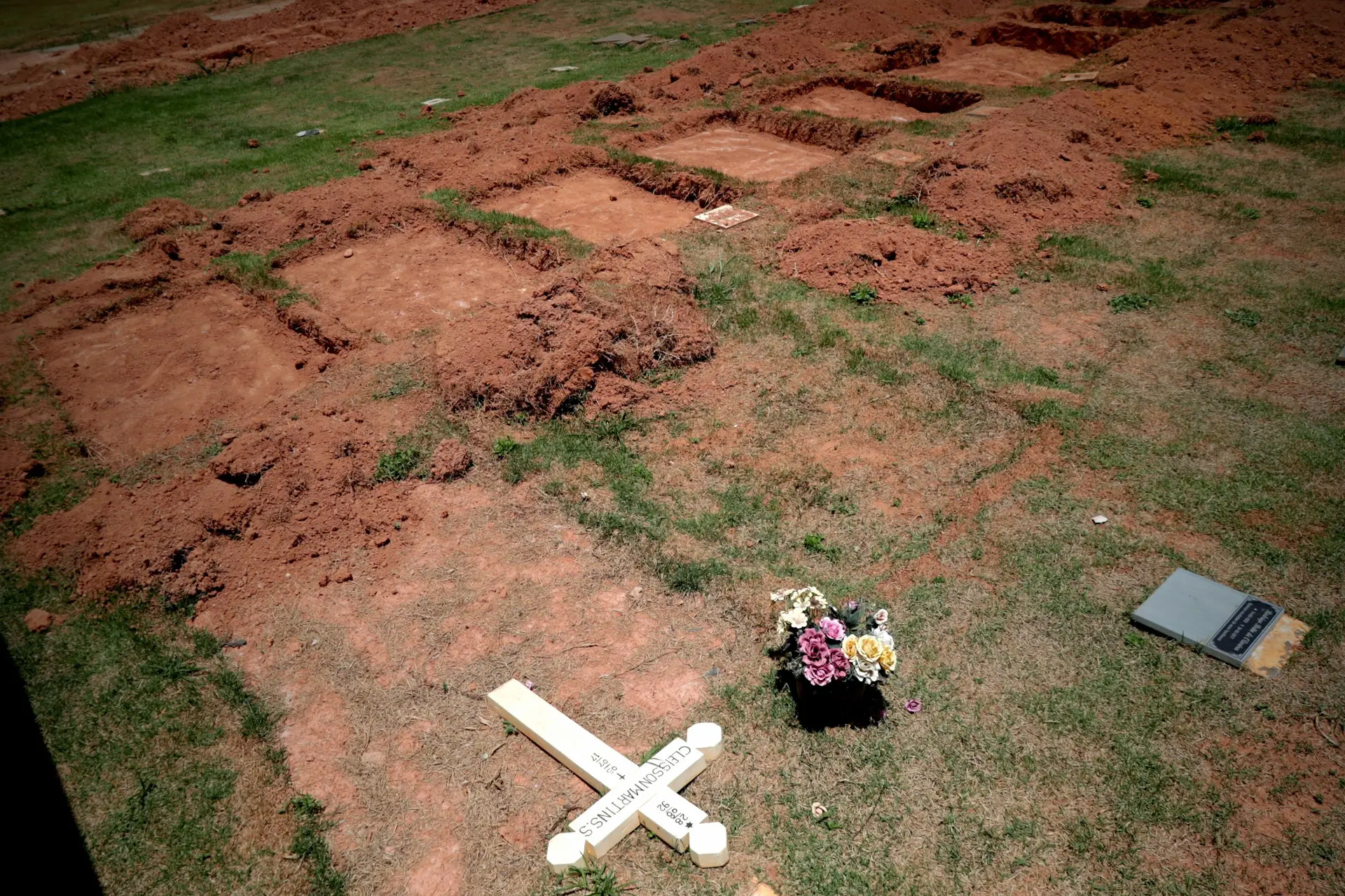 Algumas das vítimas mortais da rutura de barragem em Brumadinho, no Brasil, já começaram a ser enterradas, no cemitério do Parque das Rosas, Pelo menos 65 pessoas morreram na tragédia. 