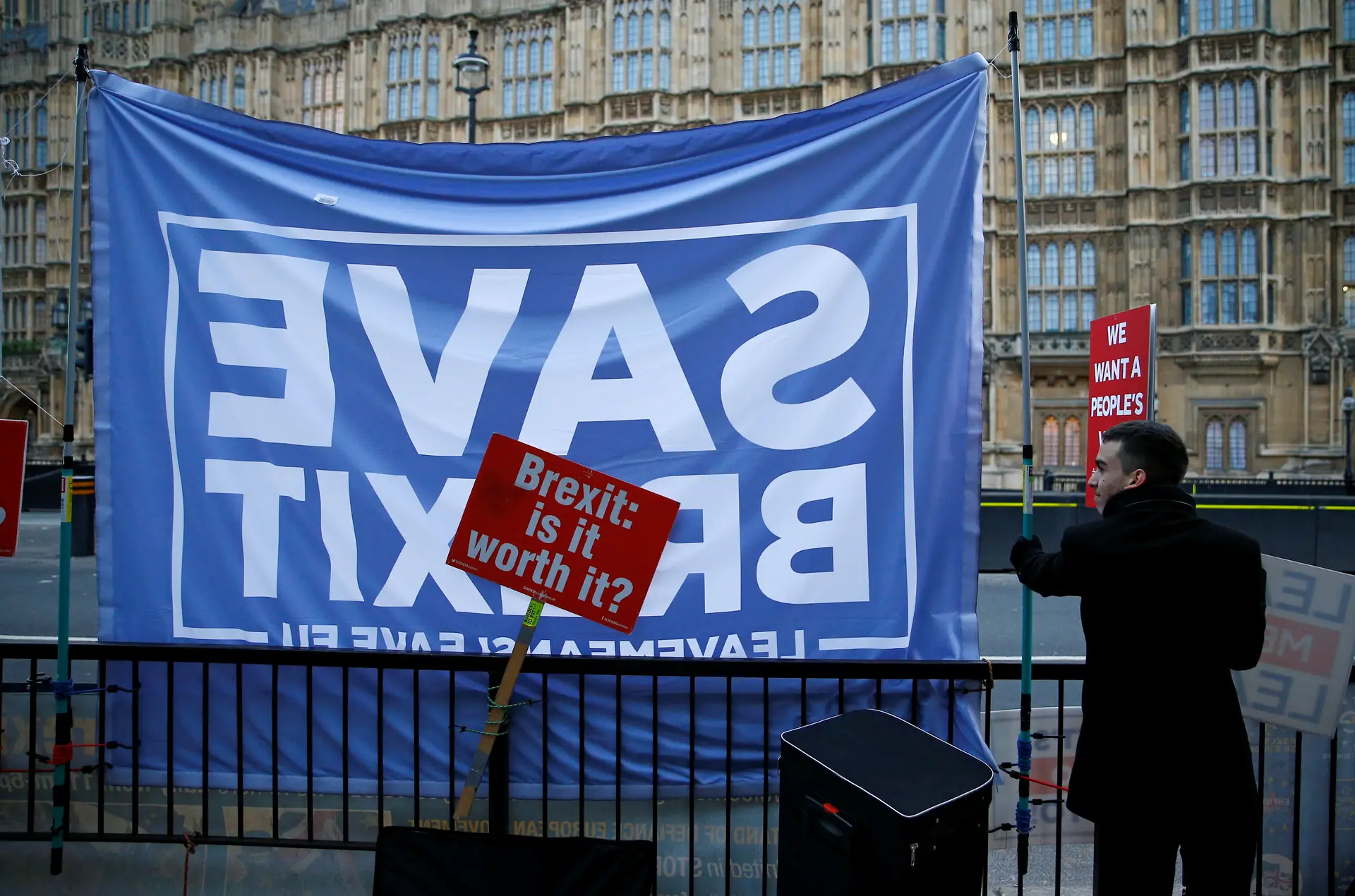 Parlamento britânico decide hoje rumo do Brexit