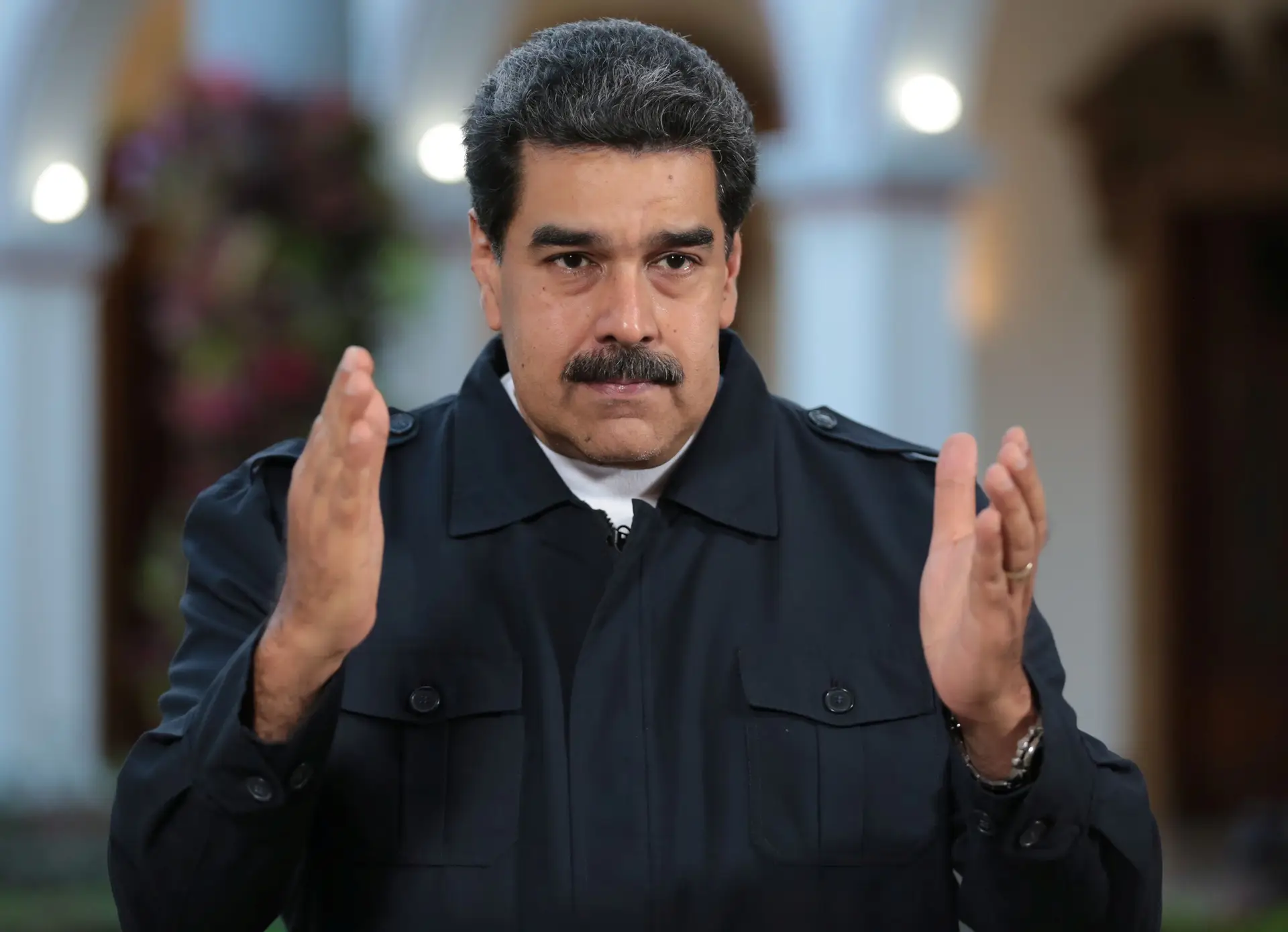 Nicolás Maduro diz ser único presidente do país e faz apelo aos militares