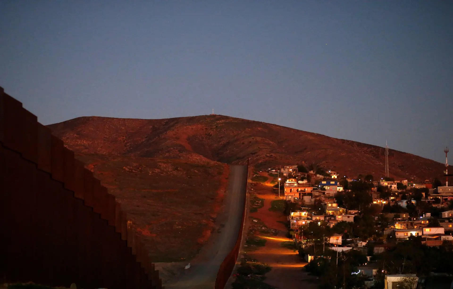 Grupo promete construir muro na fronteira dos EUA com donativos