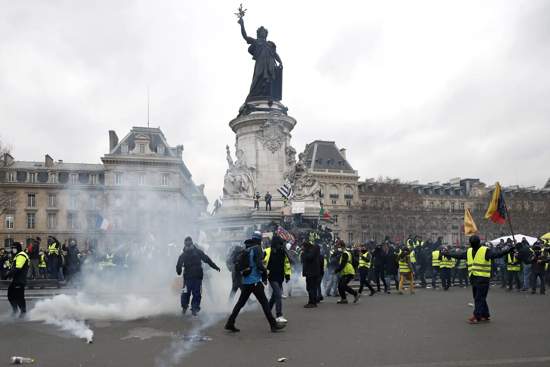 Mais de 10 mil coletes amarelos voltam a manifestar-se am Paris