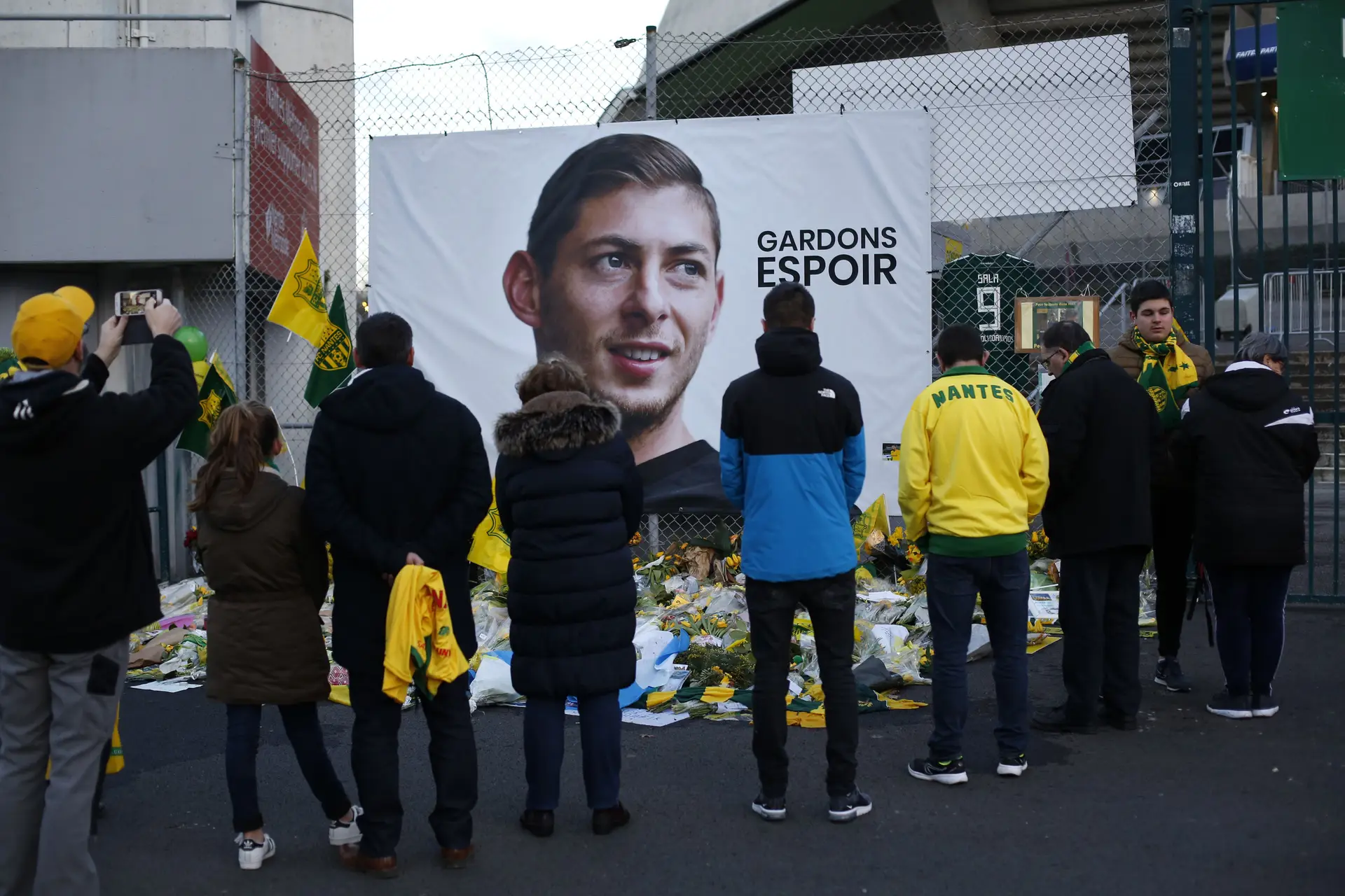 Corpo encontrado em destroços de avião no Canal da Mancha é do jogador  Emiliano Sala, Mundo