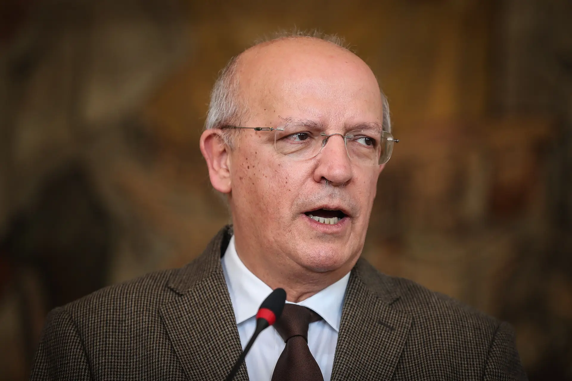 "Solução passa pela pressão internacional e não por intervenção militar externa"
