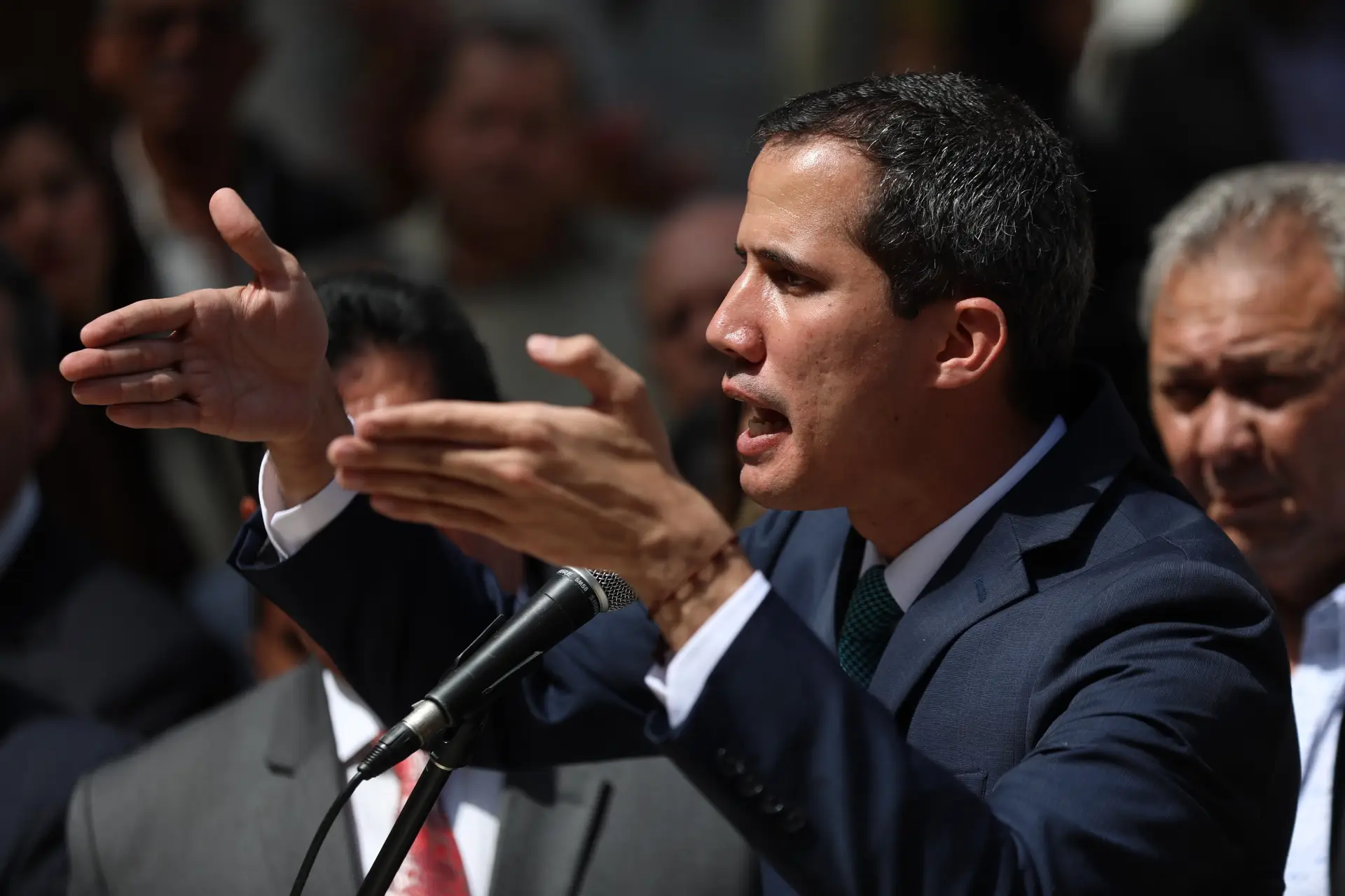 Guaidó ordena a militares que permitam entrada de ajuda humanitária na Venezuela