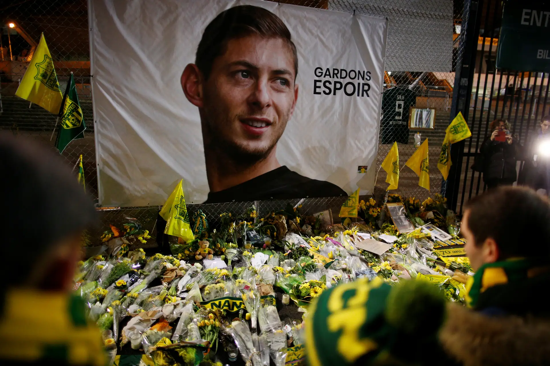 Camisola 9 do Nantes para sempre de Emiliano Sala - SIC Notícias