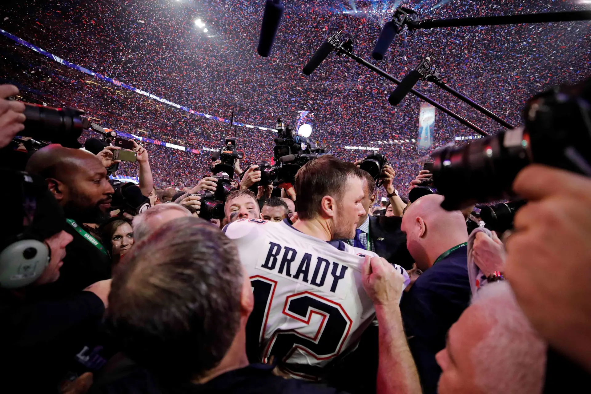 Defesa dos Patriots anula Rams e garante sexto Super Bowl a Brady e Belichick