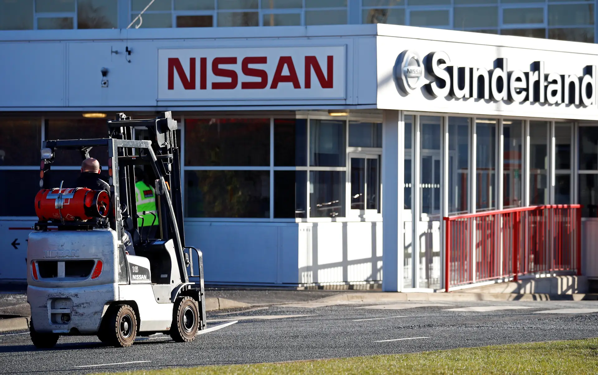 Brexit afasta Nissan do Reino Unido e põe em risco 7.000 empregos