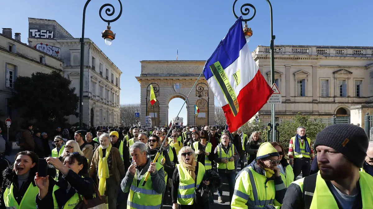 Manifestantes durante a greve geral em França apoiada pelos coletes amarelos.