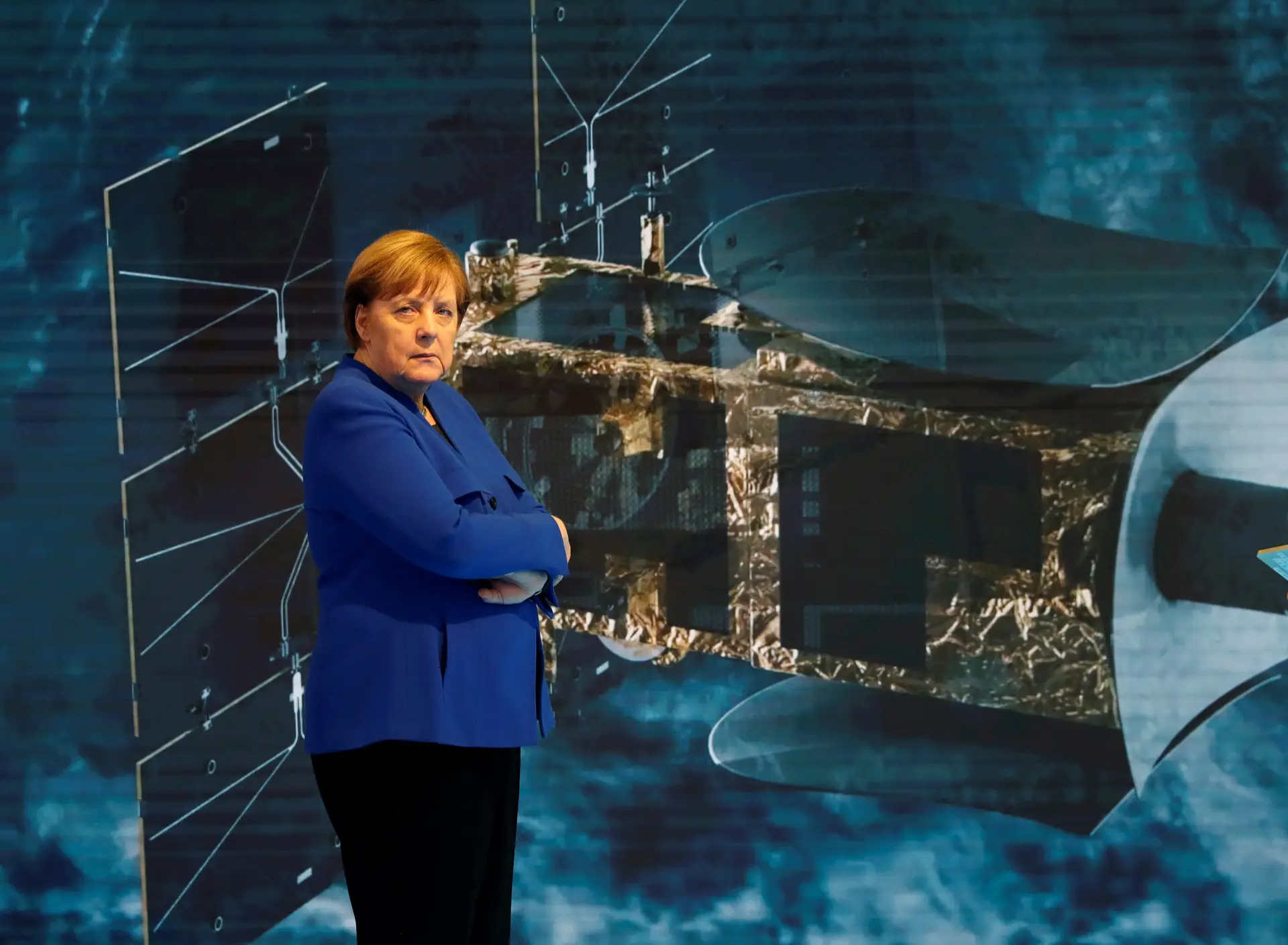 Merkel em Tóquio pede que empresas chinesas não partilhem informações com Pequim