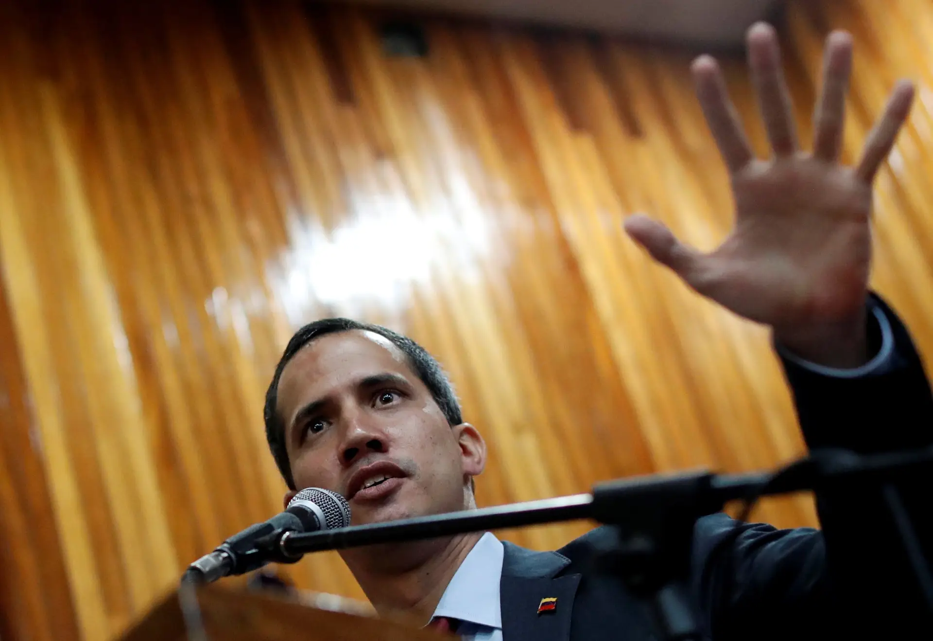 Juan Guaidó debate "transição democrática" com representantes da UE