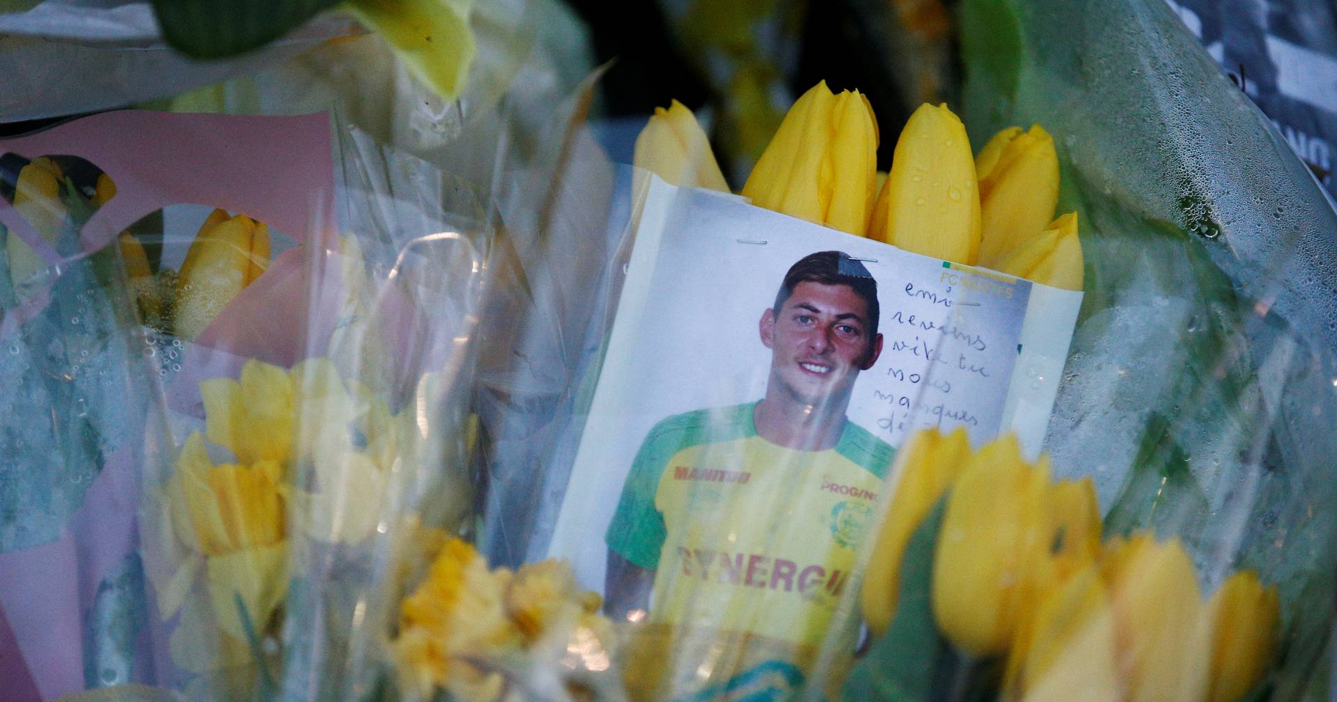 Camisola 9 do Nantes para sempre de Emiliano Sala - SIC Notícias