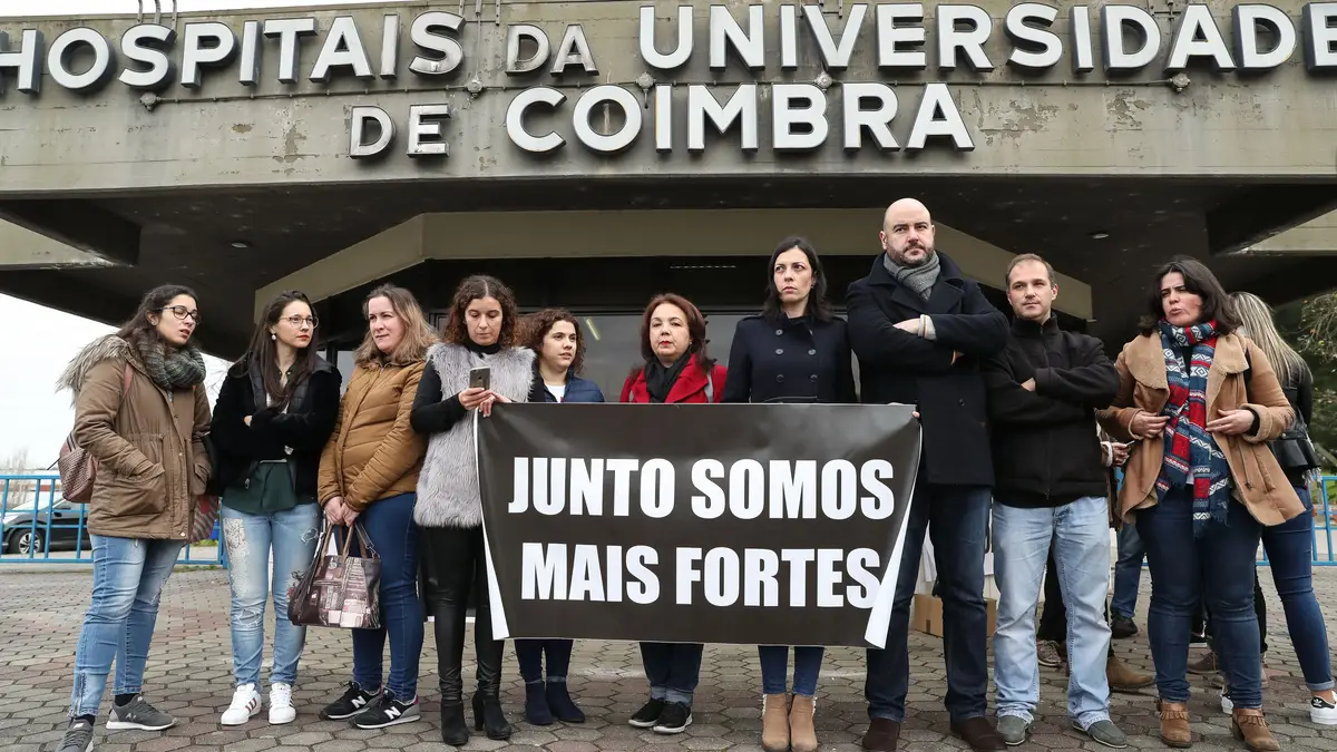 Enfermeiros durante o protesto no âmbito da greve de enfermeiros em blocos operatórios, pela falta de valorização da profissão e sobre as dificuldades das condições de trabalho no Serviço Nacional de Saúde, junto aos Hospitais da Universidade de Coimbra, em Coimbra.