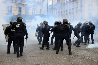 Polícia lança gás lacrimogéneo para dispersar manifestantes em Paris 