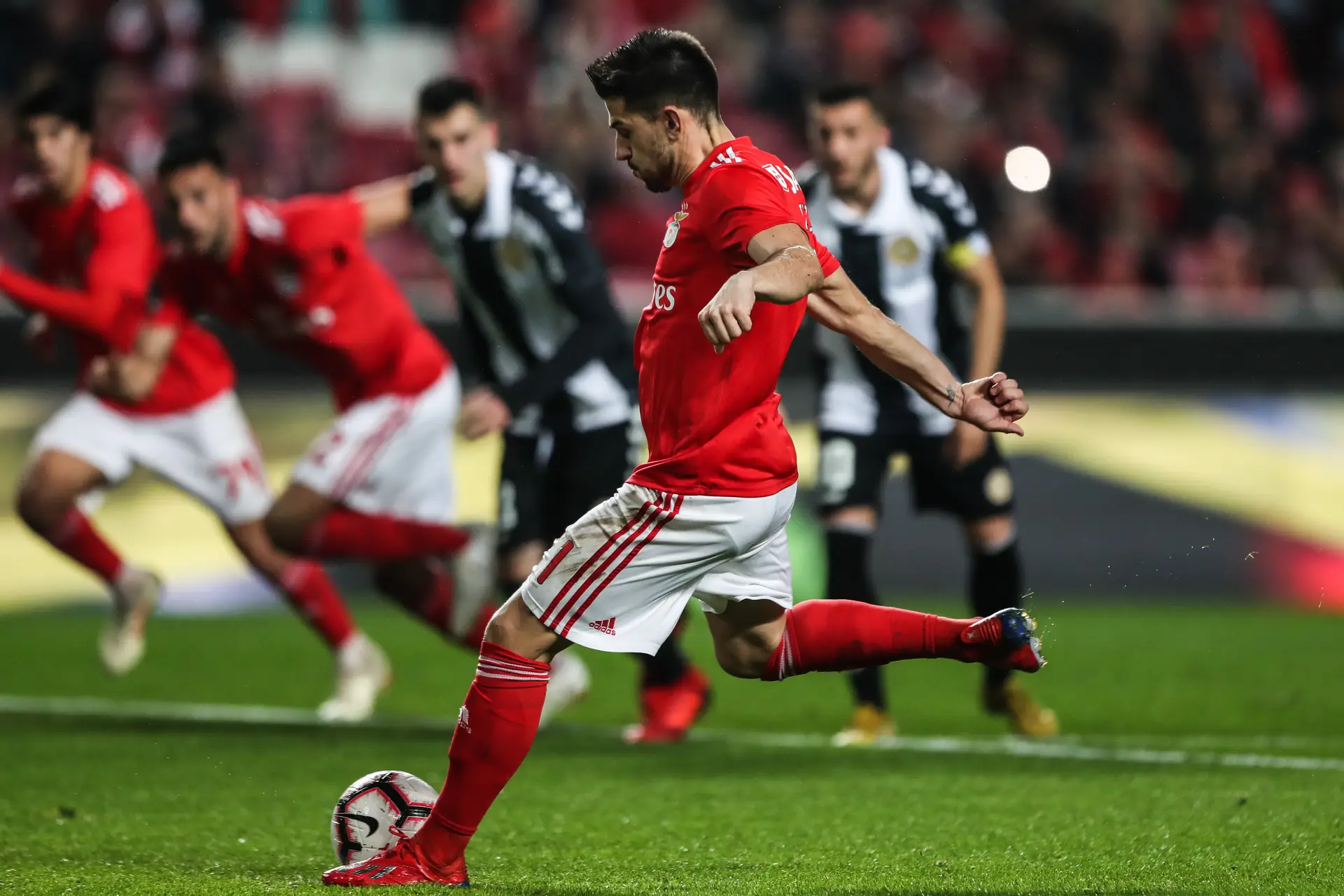 Benfica goleia Nacional por 10-0 e aproxima-se da liderança