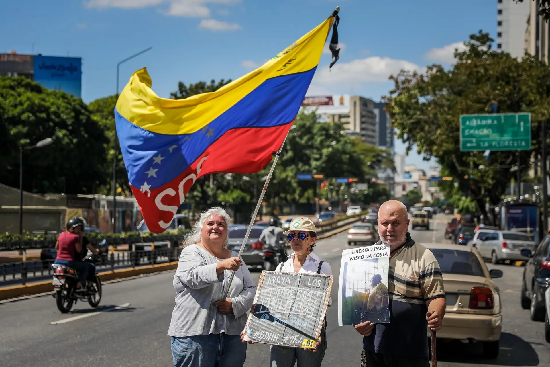 Oposição venezuelana sai à rua para exigir entrada de ajuda humanitária