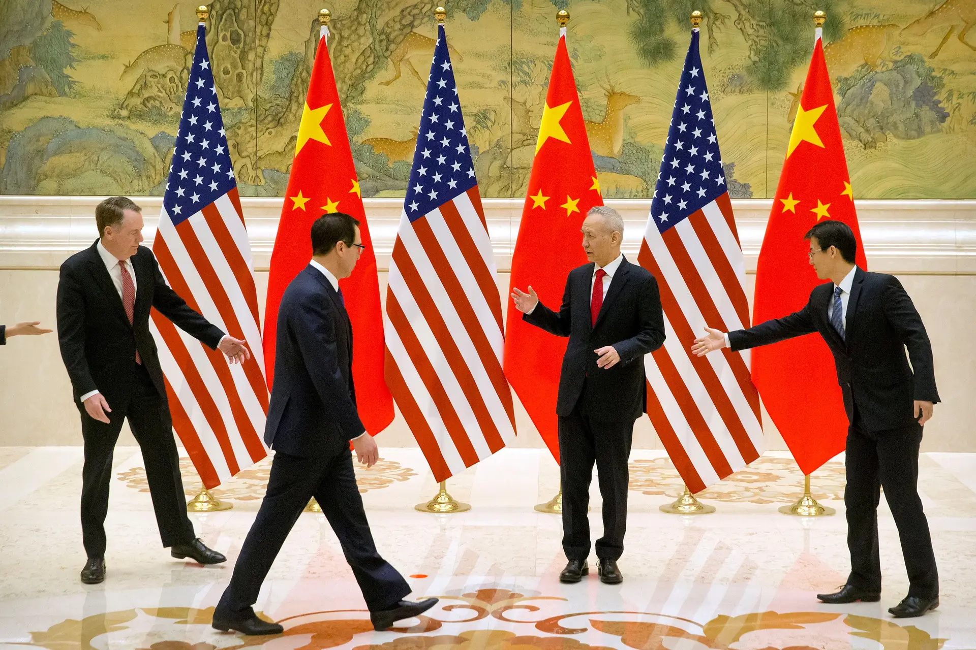 O secretário do Tesouro dos EUA, Steven Mnuchin, e o representante do Comércio norte-americano, Robert Lighthizer, reúnem em Pequim com o vice-primeiro-ministro chinês Liu He.