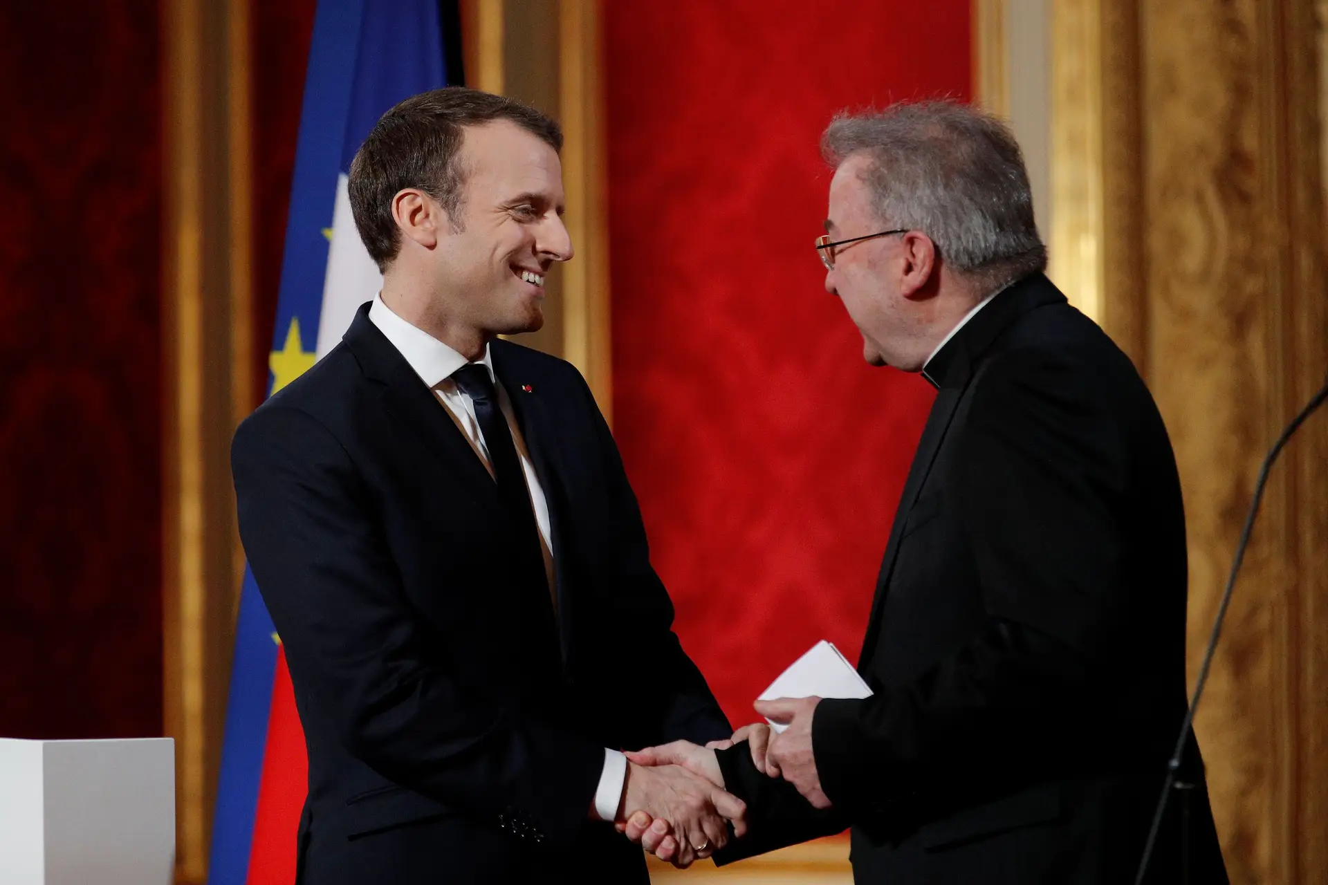 O embaixador do Vaticano em Paris Luigi Ventura com o Presidente francês, em janeiro de 2018.