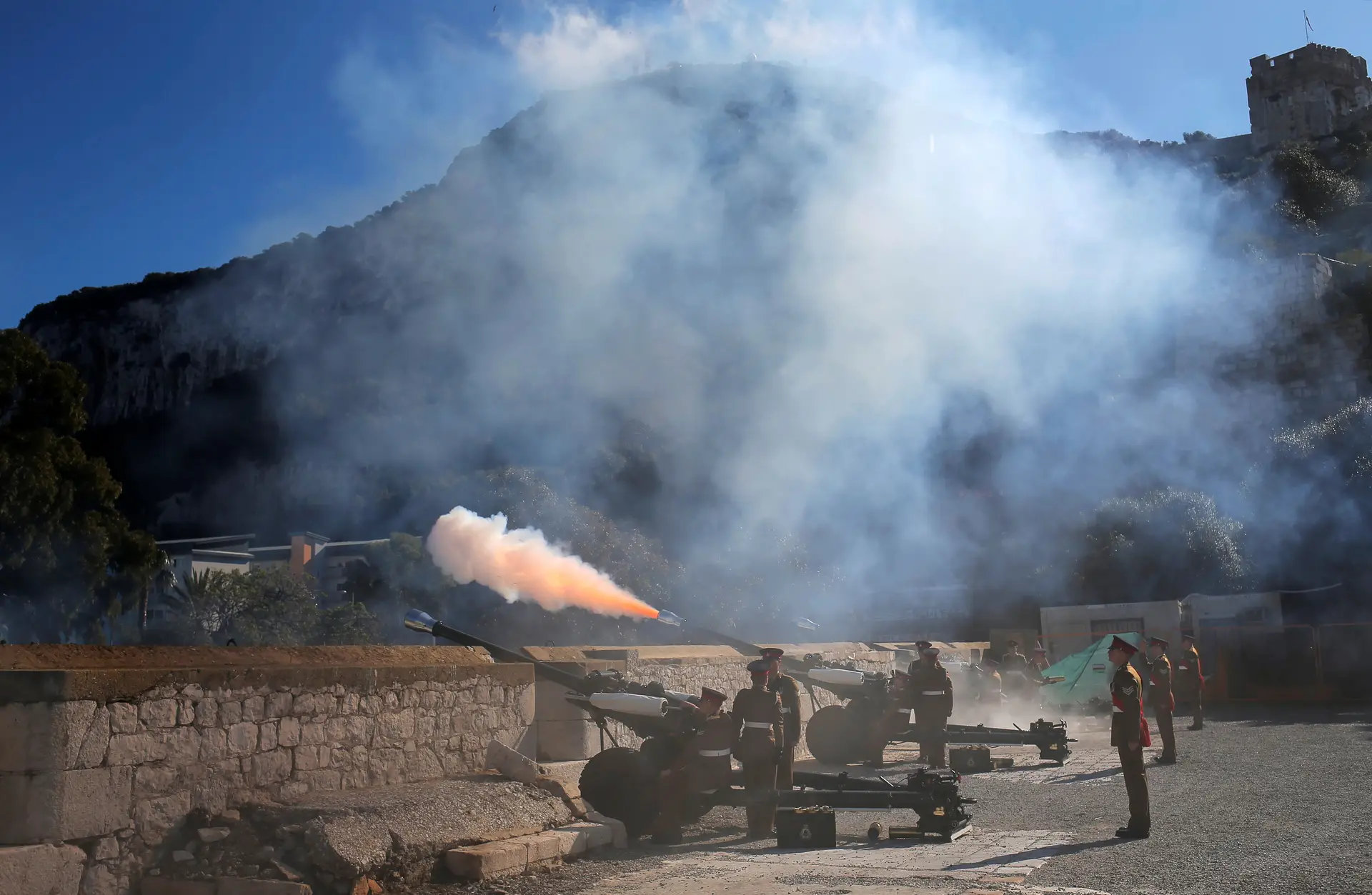 Elementos do Regimento Real de Gibraltar disparam canhões nas comemorações do 67º aniversário da subida ao trono da rainha britânica Isabel II, a 6 defevereiro de 2019. 