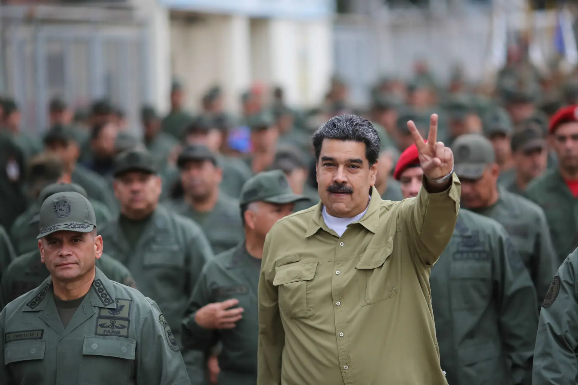 Maduro manda fechar fronteira da Venezuela com o Brasil