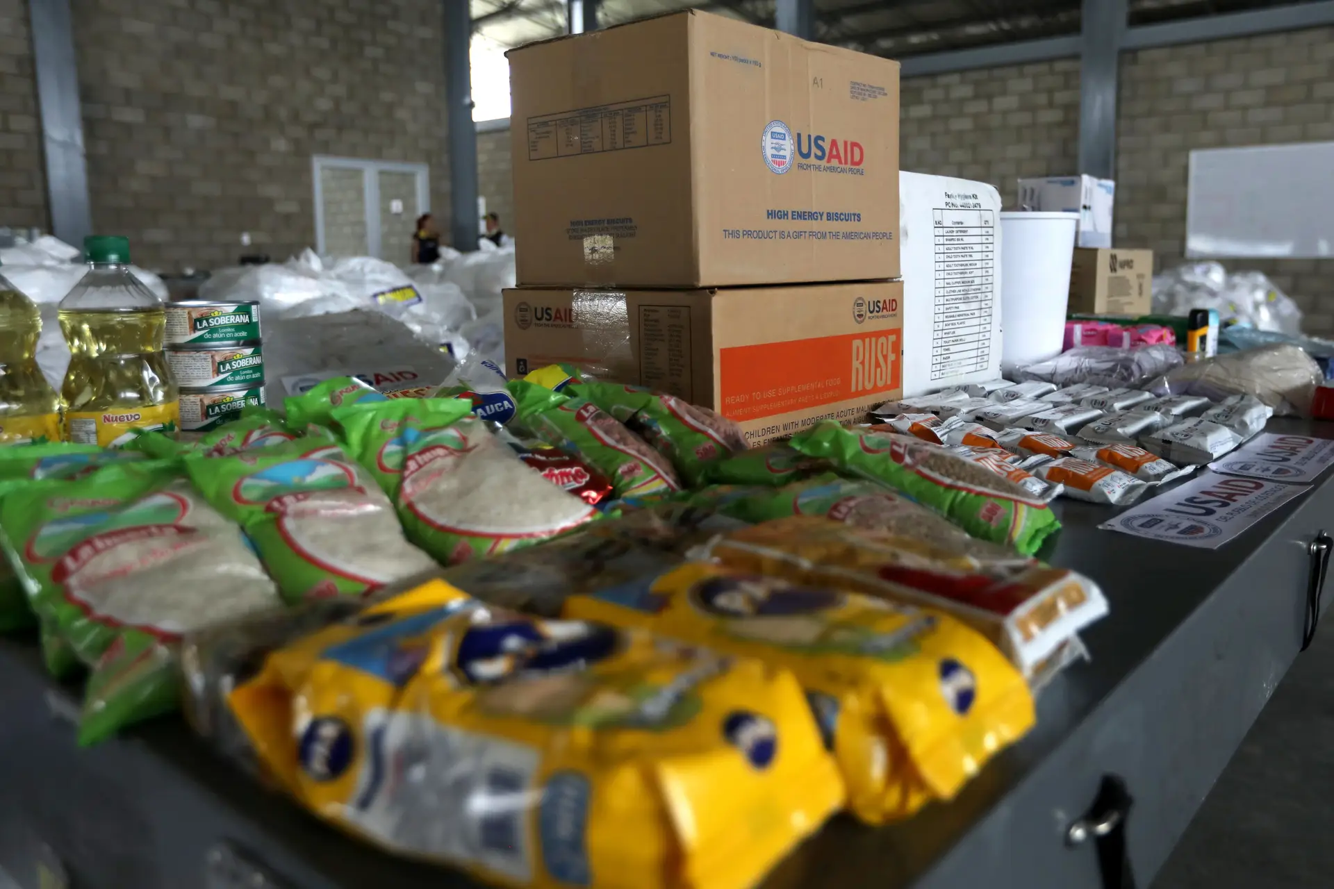 Governo brasileiro tem 200 toneladas de alimentos para doar a venezuelanos
