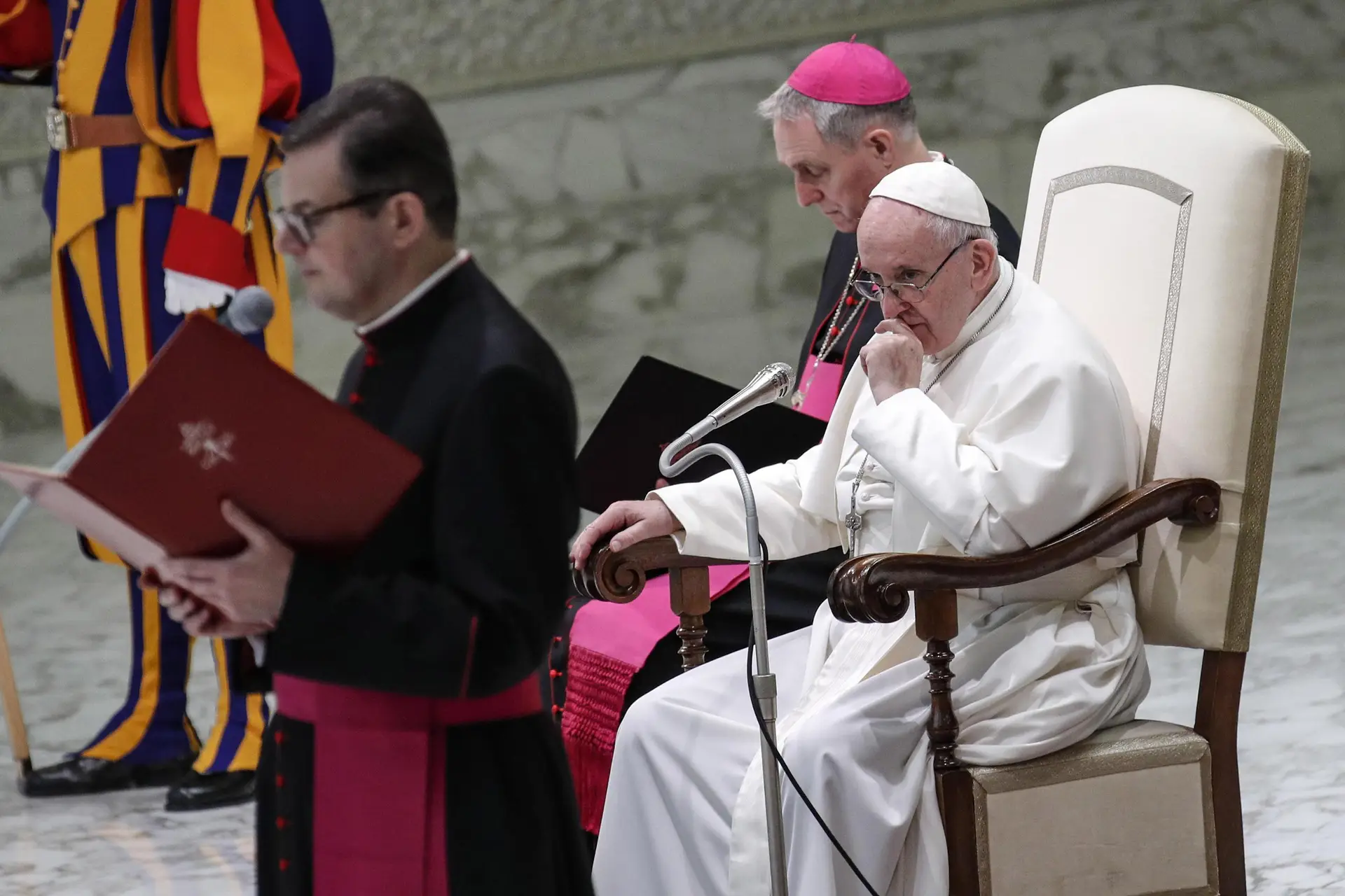 Papa pede medidas concretas para erradicar crimes sexuais na Igreja