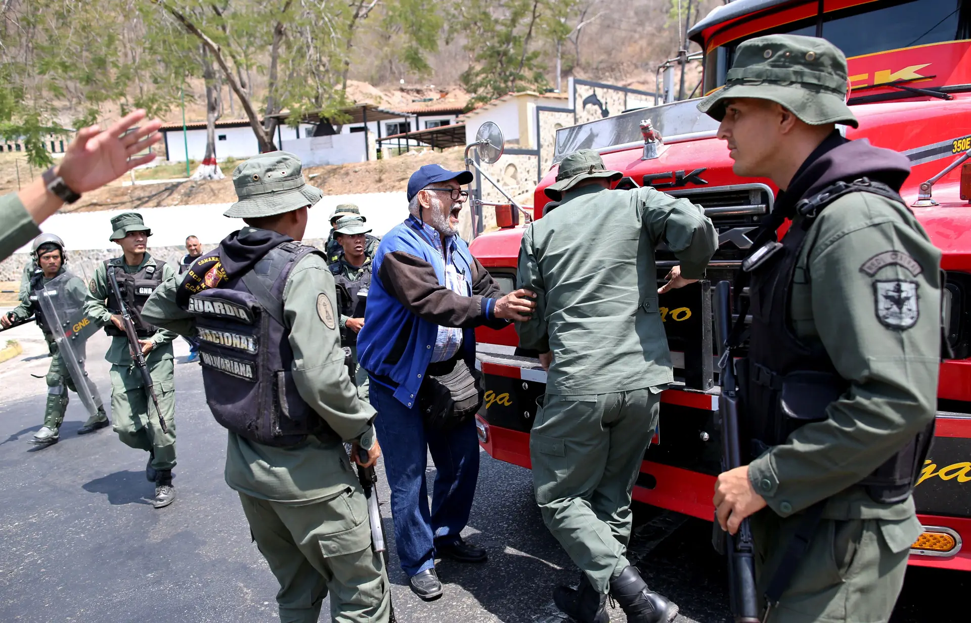 Guarda Nacional bloqueia caravana de deputados da oposição na Venezuela