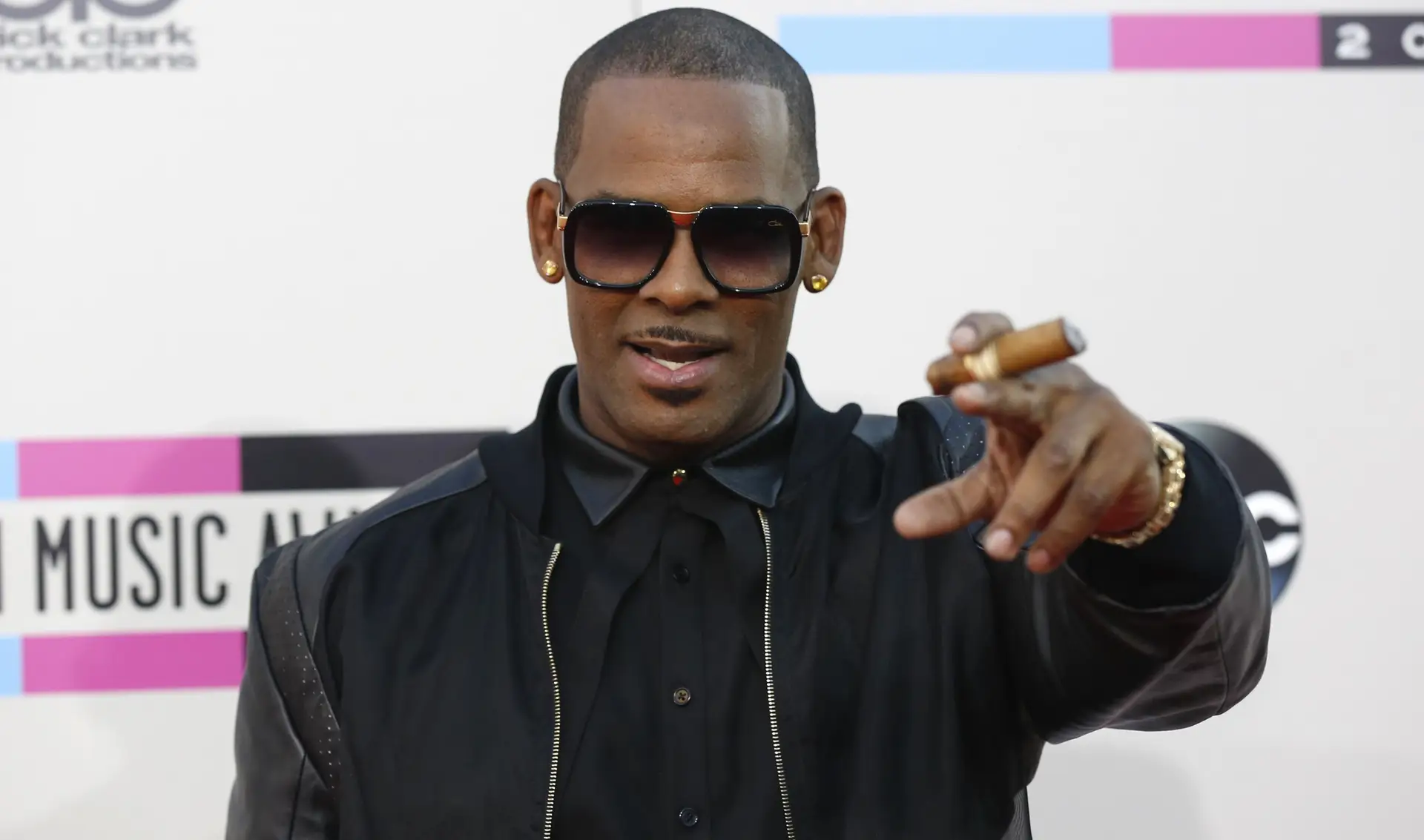 Músico R. Kelly formalmente acusado de dez crimes de abuso sexual