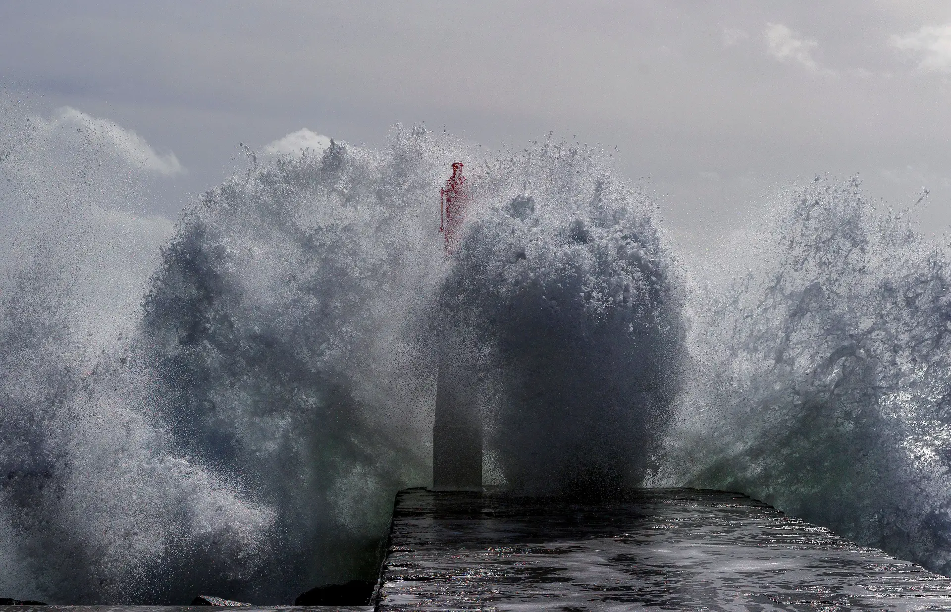 Ilhas dos Açores sob aviso vermelho: ondas podem chegar aos 19 metros de altura