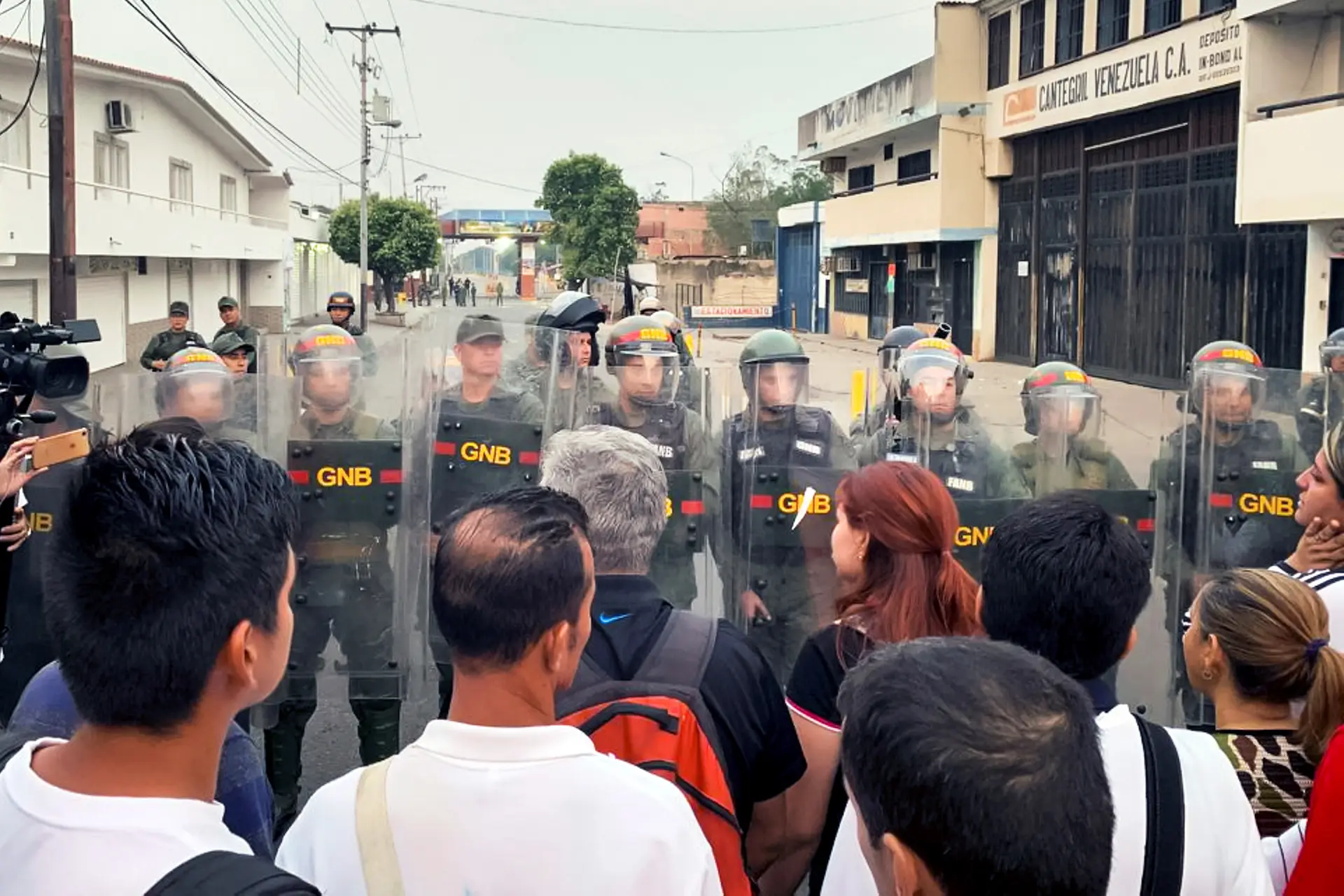 Exército da Venezuela entra em confronto com manifestantes na