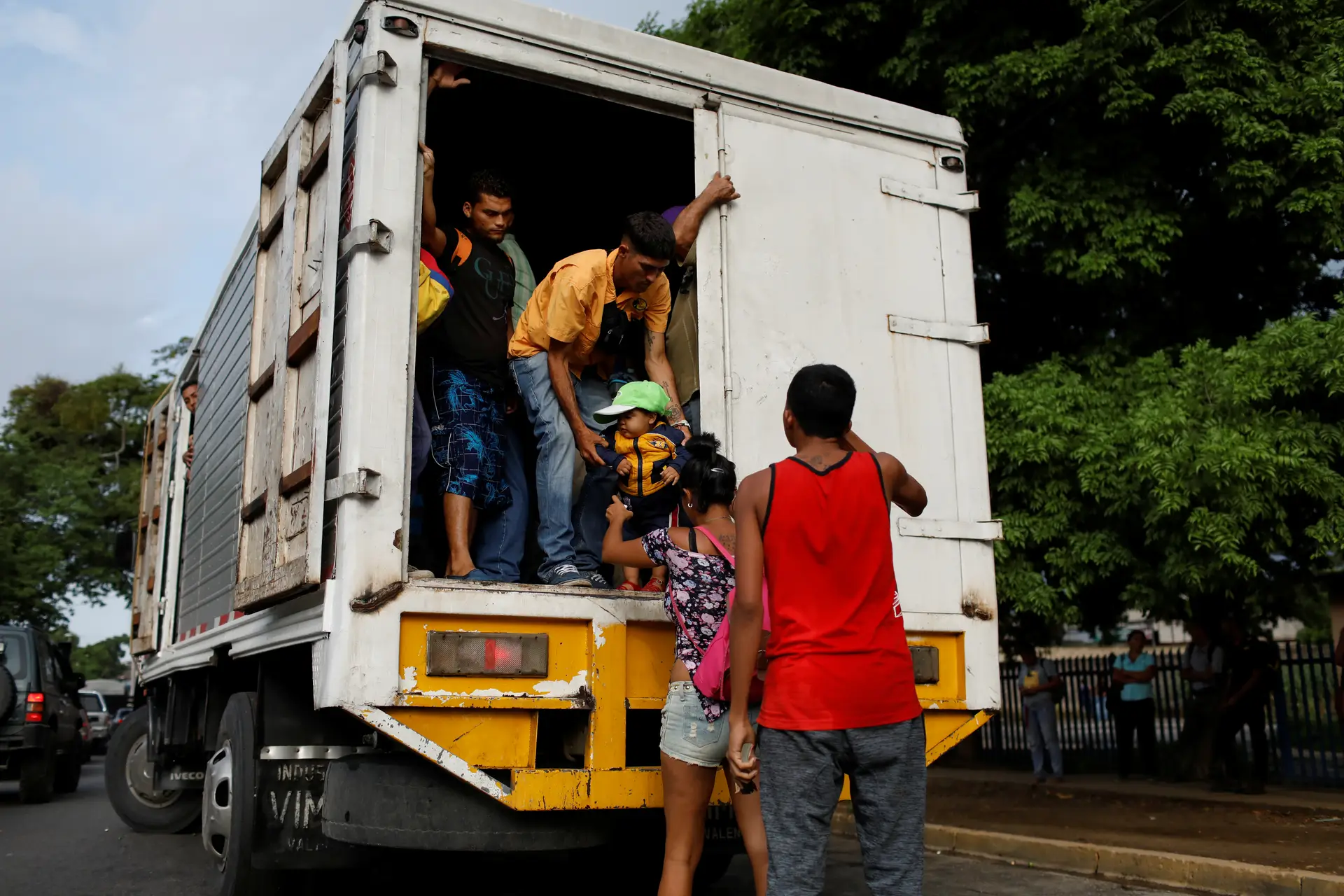 Venezuela fecha fronteira com a Colômbia no dia em que a ajuda humanitária deveria entrar no país