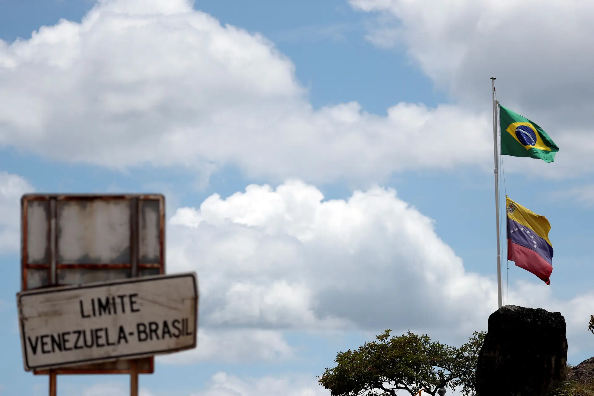 Guaidó anuncia entrada de primeiro camião com ajuda humanitária