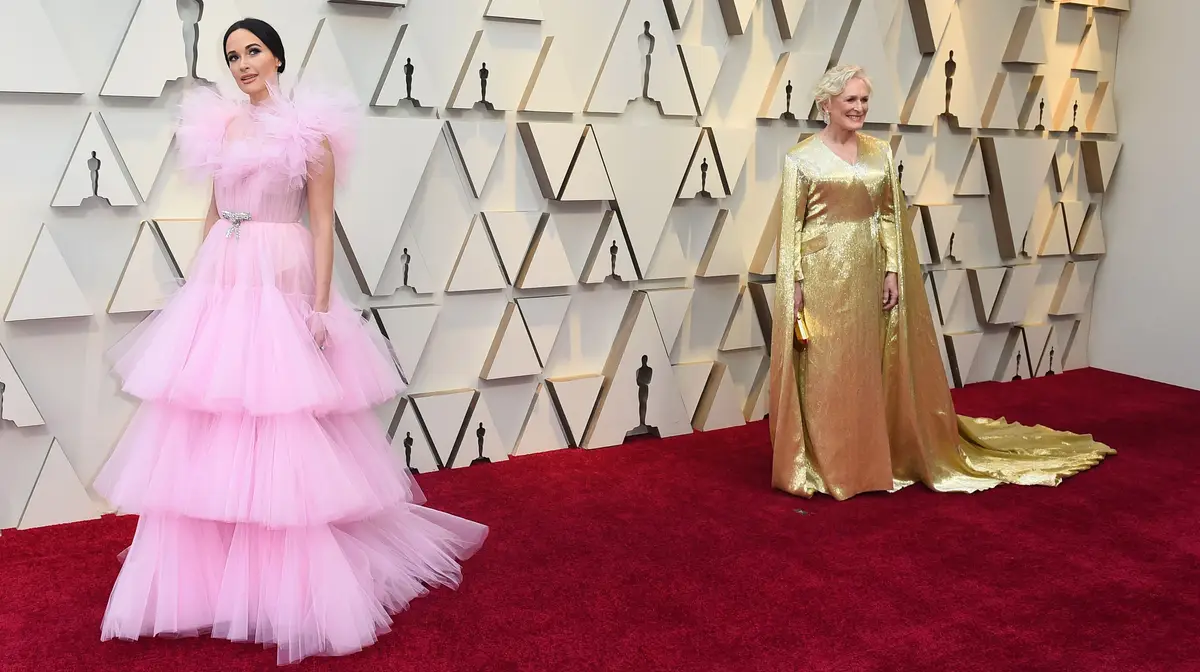 Kacey Musgraves e Glenn Close na chegada à passadeira vermelha da 91ª edição dos Óscares, em 2019
