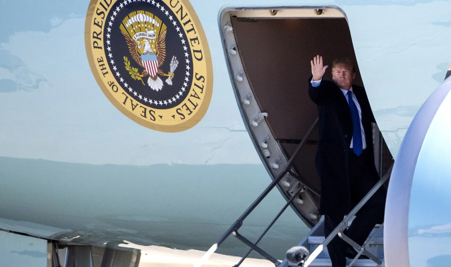 Trump a caminho do Vietname para cimeira com Kim