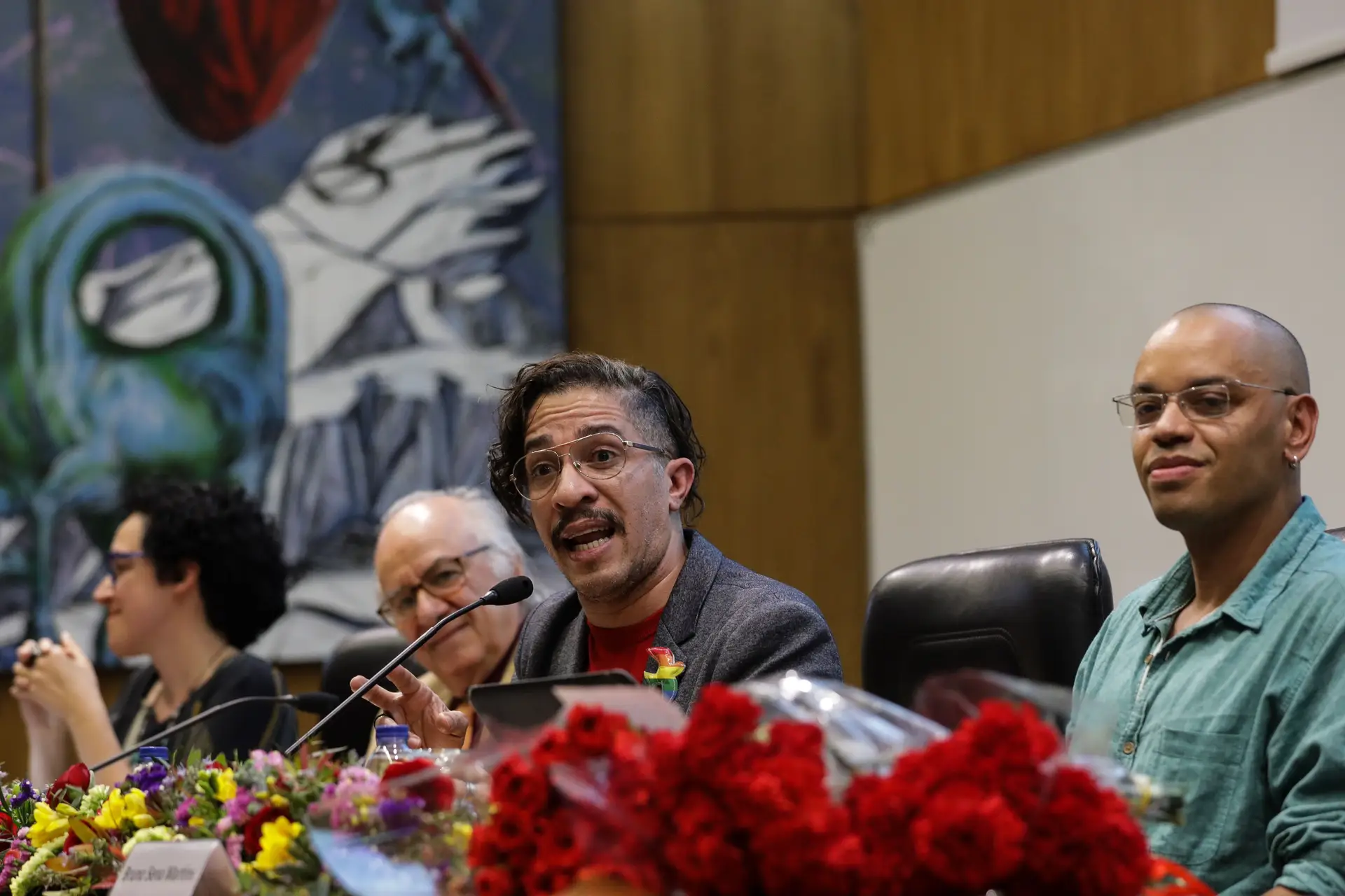 Jean Wyllys diz que para a sociedade os homossexuais só são bons em salões de beleza