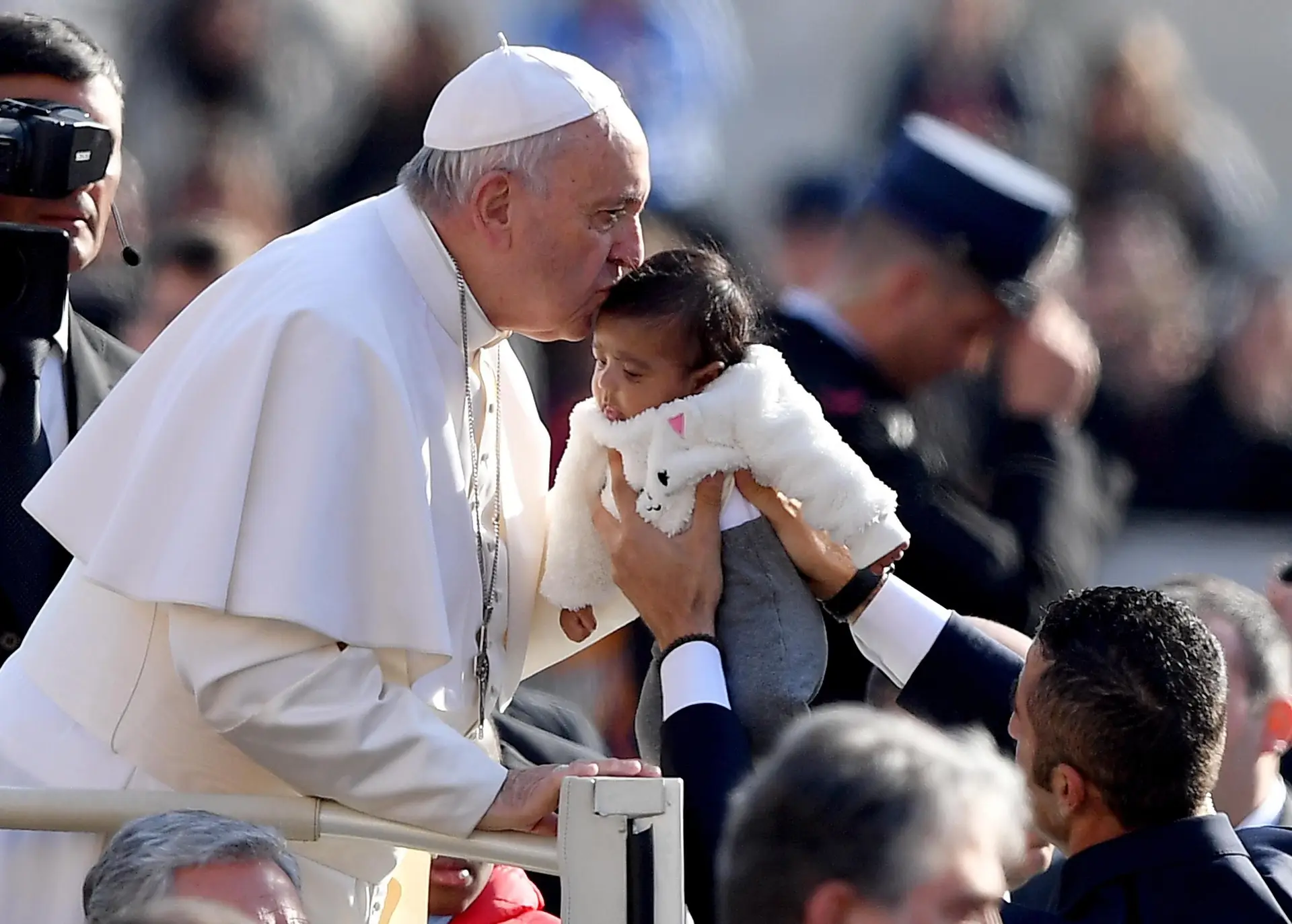 O Papa Francisco na chegada à audiência pública semanal na Praça de São Pedro, Vaticano.