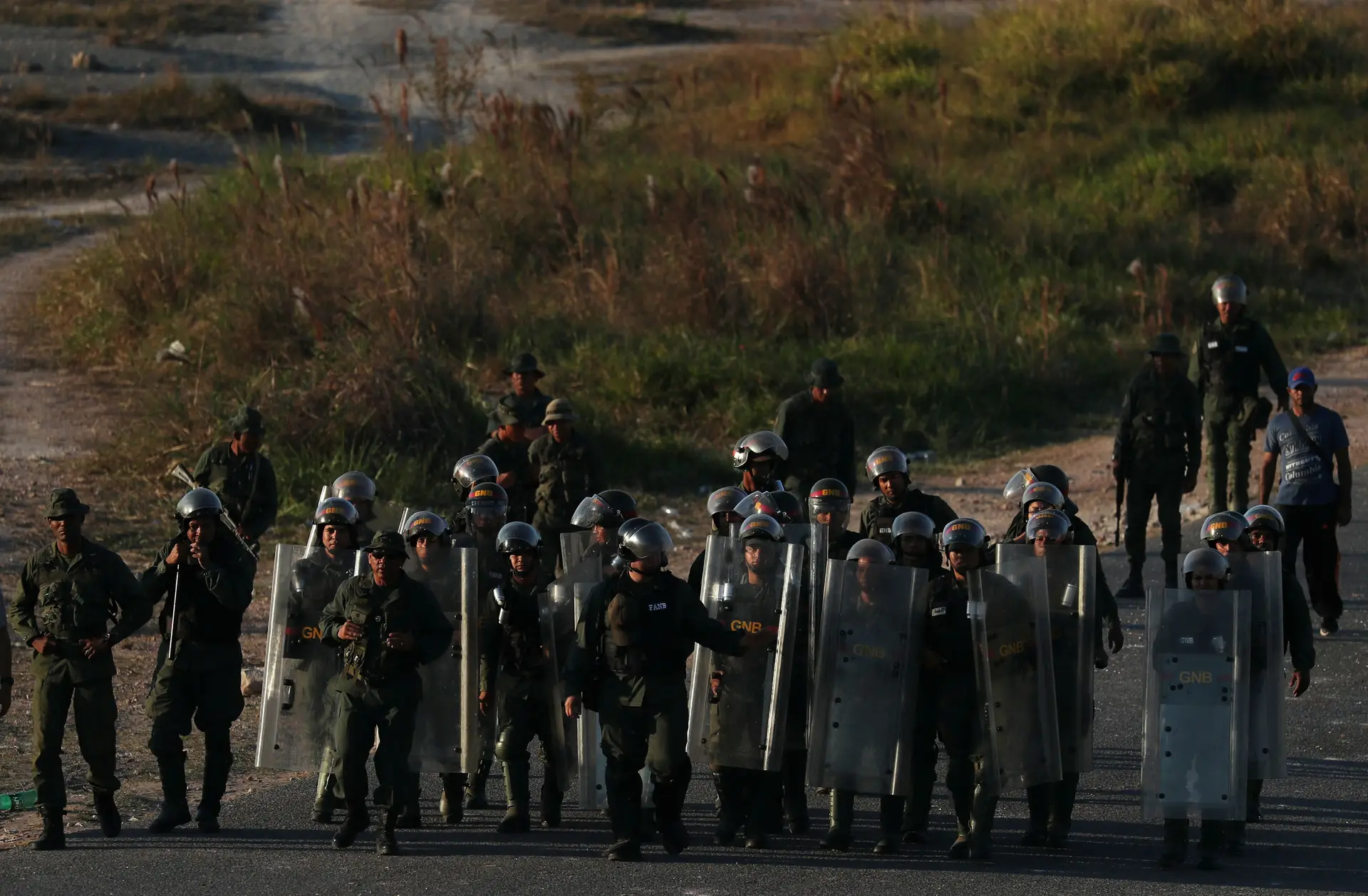 Sobe para 411 número de deserções nas forças armadas e polícia venezuelanas