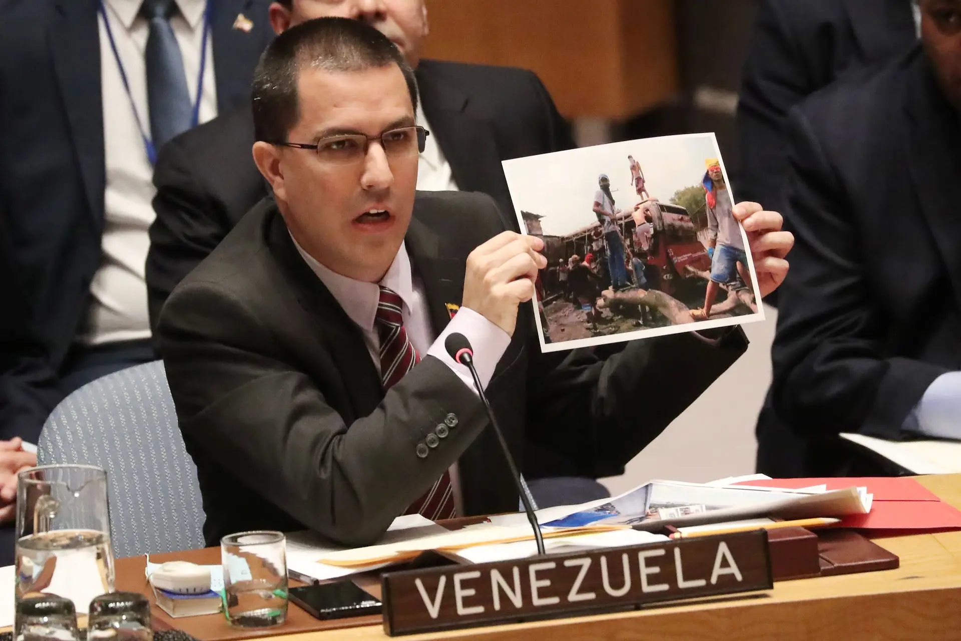 "Porque não uma reunião entre o Presidente Trump e o Presidente Maduro?"