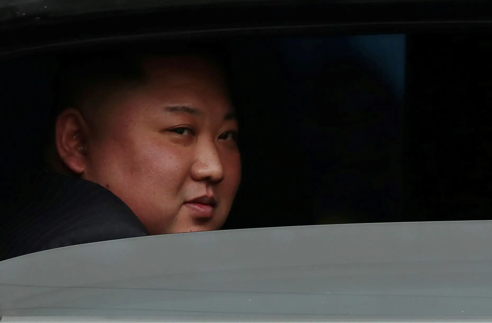 Líder da Coreia do Norte, Kim Jong-un, chega à estação de comboio em Dong Dang, no Vietname.