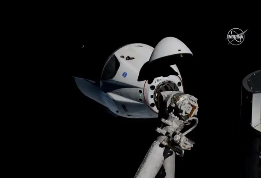 Cápsula Dragon da SpaceX atraca com sucesso à Estação Espacial