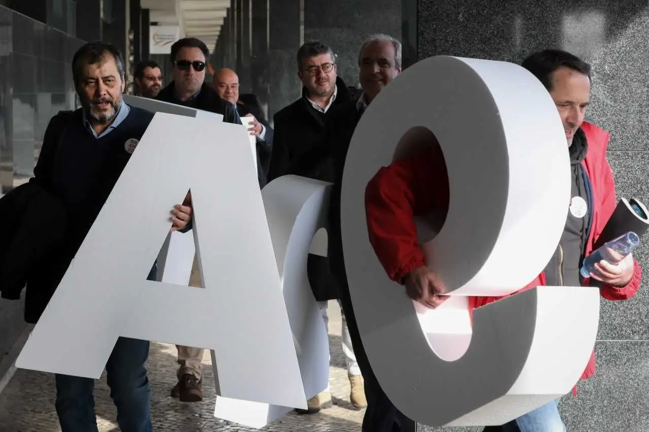 "A questão do tempo contar automaticamente para se progredir na carreira é injusto para os próprios professores"