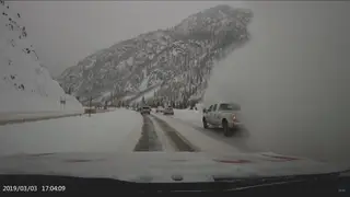 O momento em que avalanche engole autoestrada nos EUA